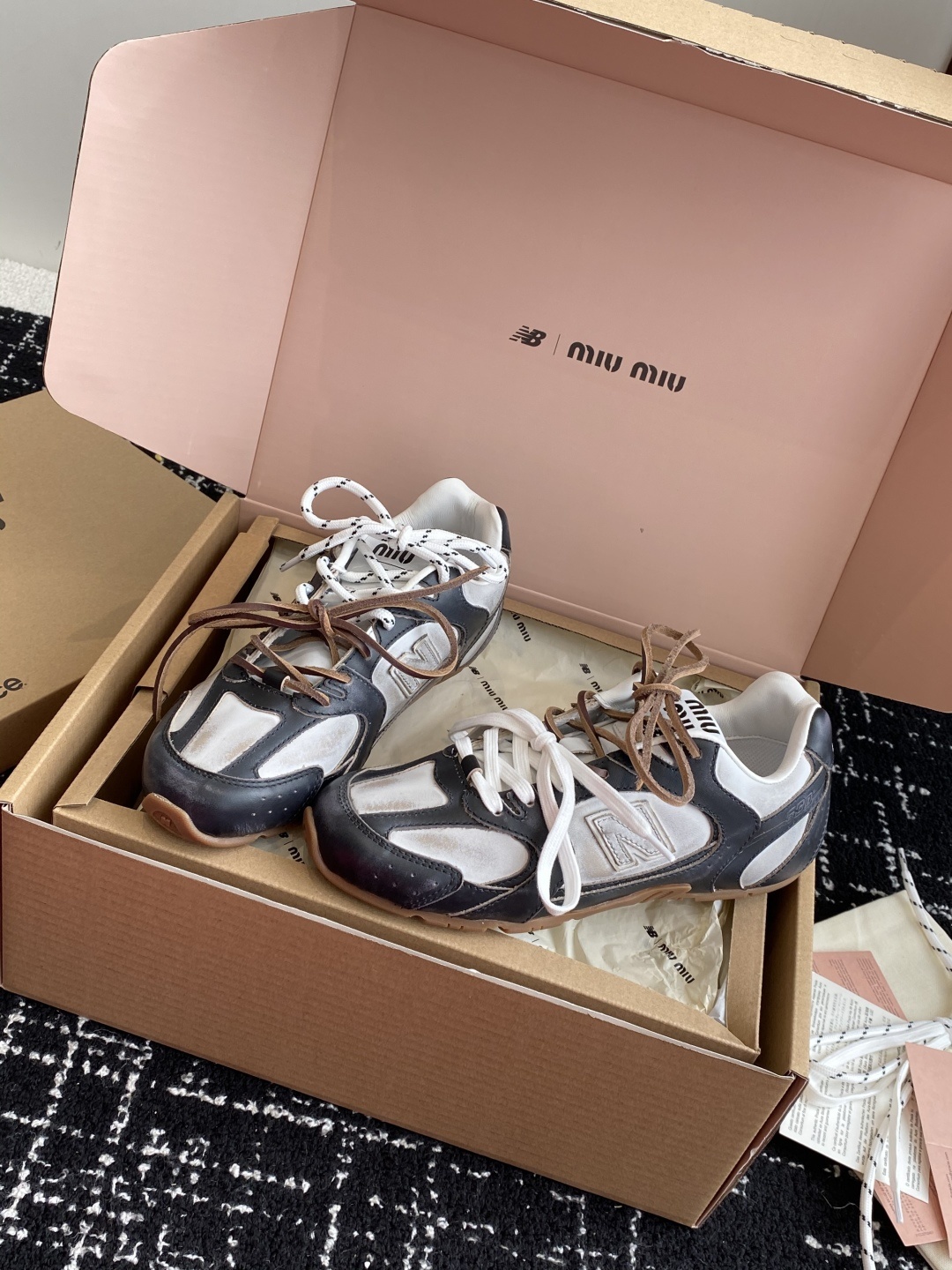东莞代购级(官网同步✈️飞机盒包装)
MIU MIU✖️NEW BALANCE 530 缪缪 纽巴伦联名