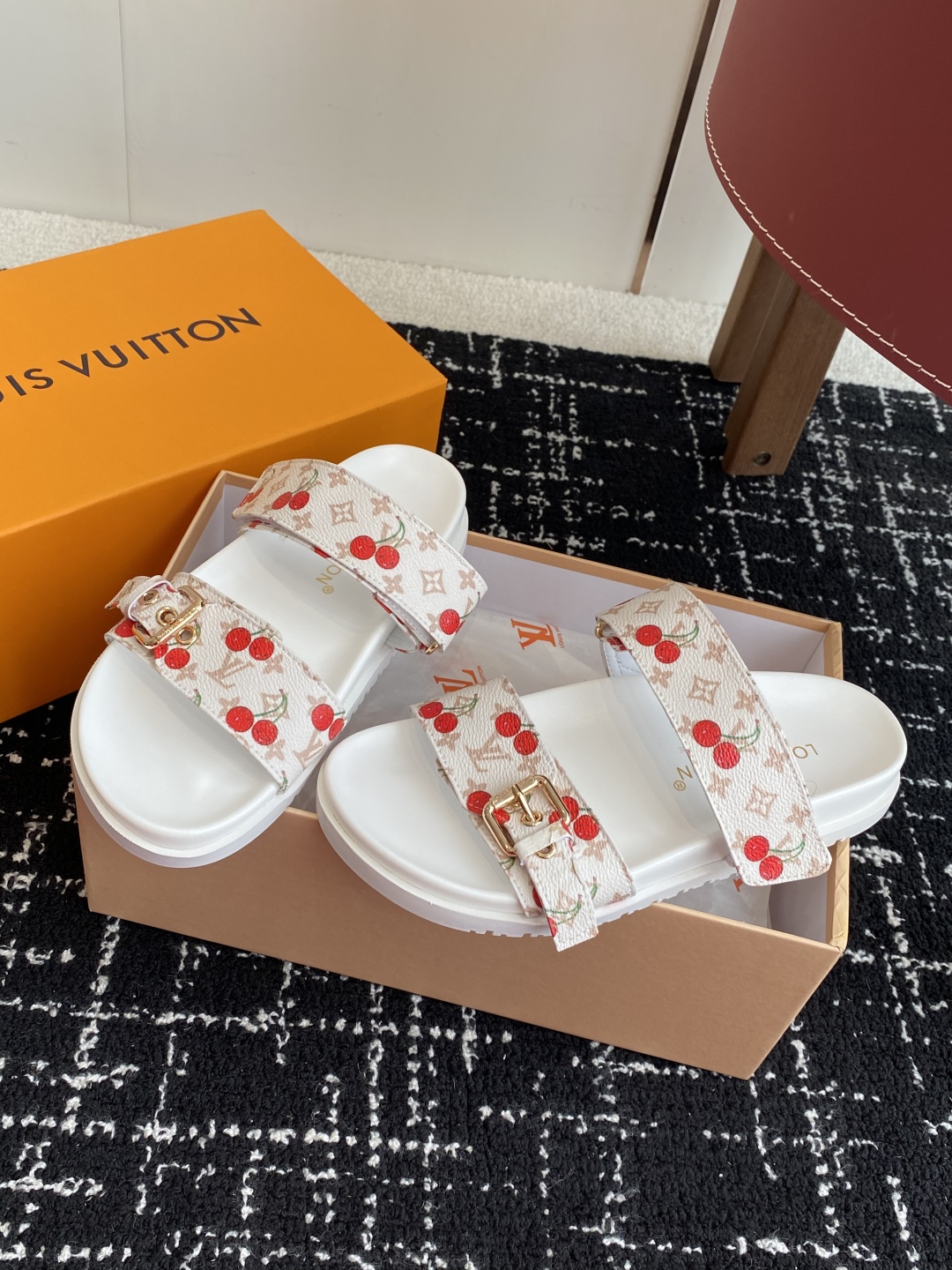 代购级
lv2025ss 樱桃系列春夏新款拖鞋魔术贴可调松紧的设计  满满的沙滩风情 原版开模LV金属
