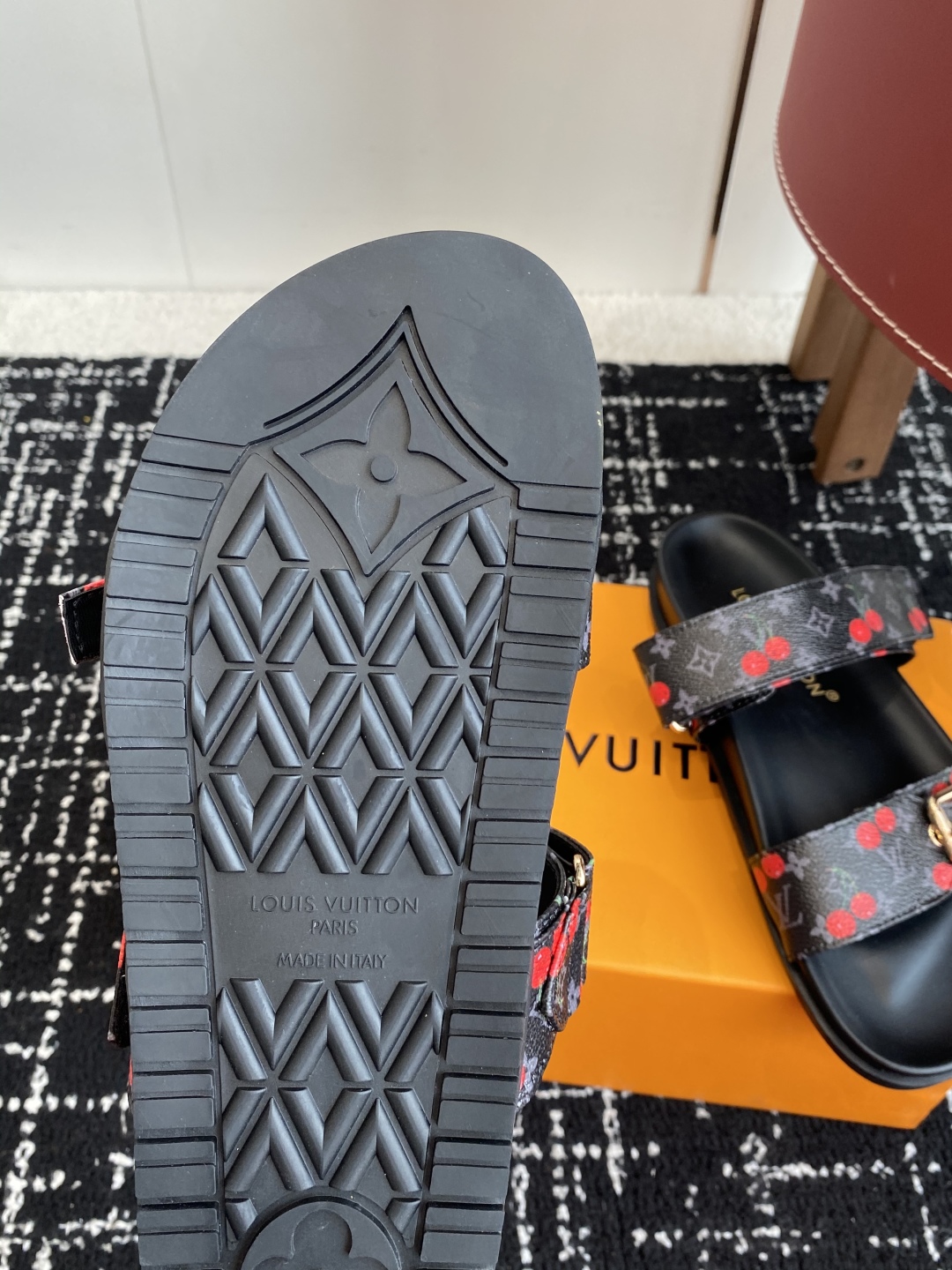 代购级
lv2025ss 樱桃系列春夏新款拖鞋魔术贴可调松紧的设计  满满的沙滩风情 原版开模LV金属
