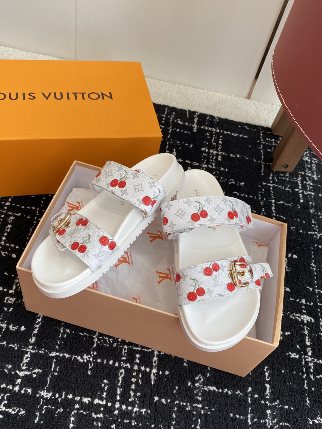 代购级
lv2025ss 樱桃系列春夏新款拖鞋魔术贴可调松紧的设计  满满的沙滩风情 原版开模LV金属
