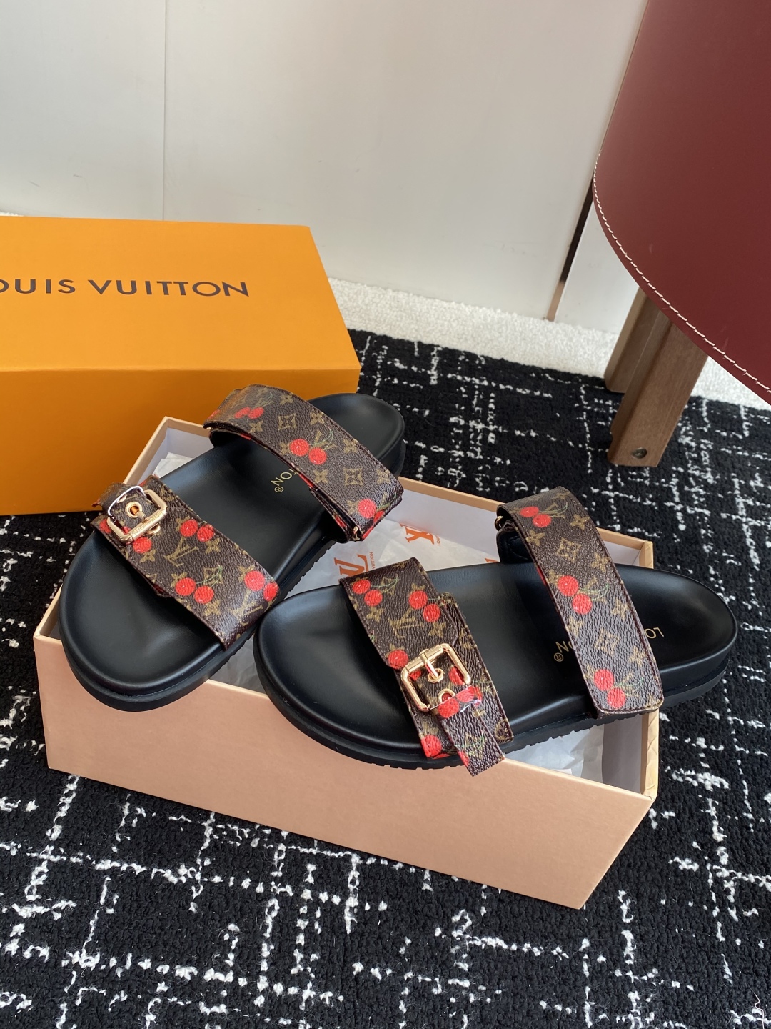 代购级
lv2025ss 樱桃系列春夏新款拖鞋魔术贴可调松紧的设计  满满的沙滩风情 原版开模LV金属
