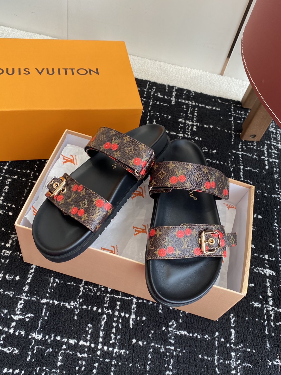 代购级
lv2025ss 樱桃系列春夏新款拖鞋魔术贴可调松紧的设计  满满的沙滩风情 原版开模LV金属
