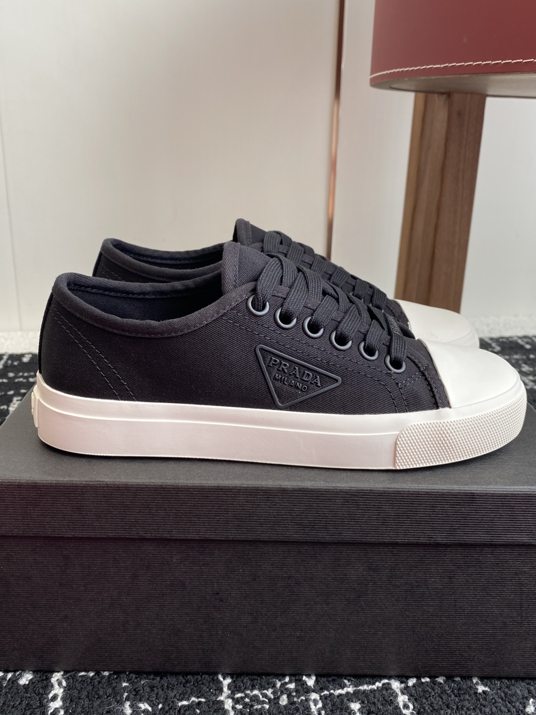 代购级
Prada 普拉达25ss 春夏新款 圆头帆布鞋

科技帆布最新黑科技 相隔几年Prada又给我
