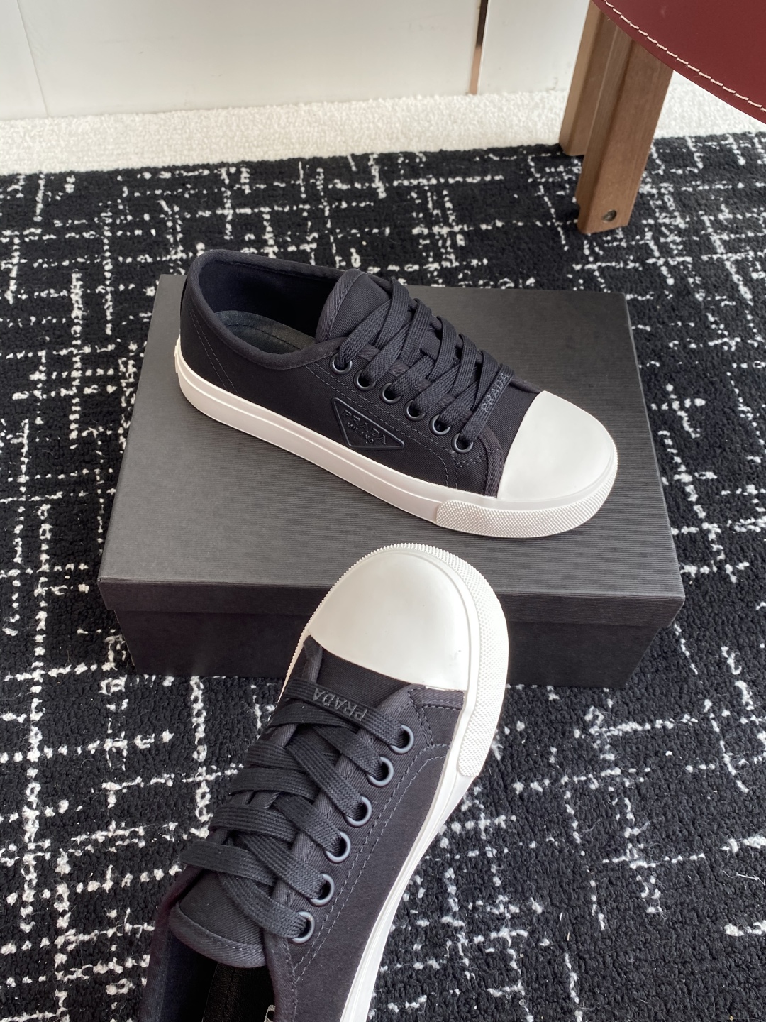 代购级
Prada 普拉达25ss 春夏新款 圆头帆布鞋

科技帆布最新黑科技 相隔几年Prada又给我
