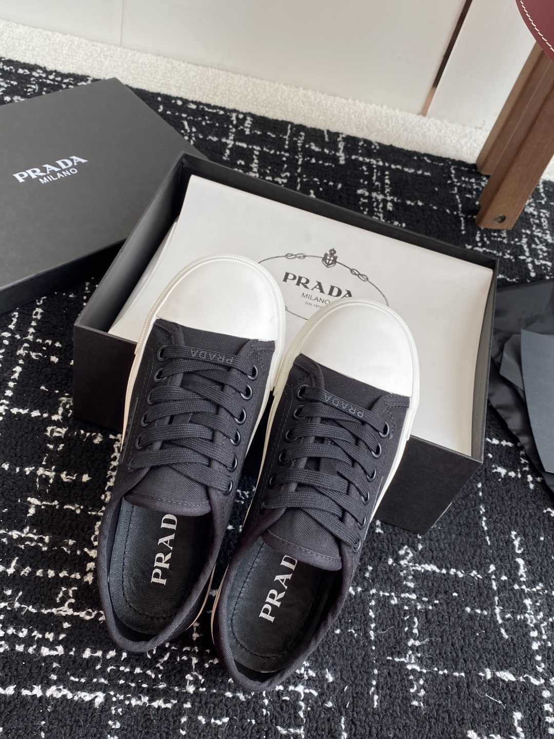 代购级
Prada 普拉达25ss 春夏新款 圆头帆布鞋

科技帆布最新黑科技 相隔几年Prada又给我
