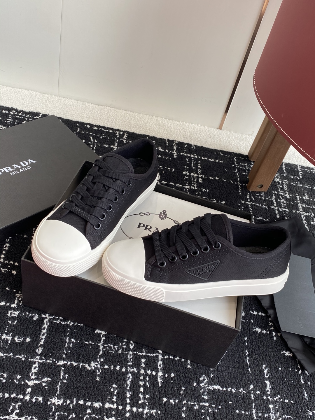 代购级
Prada 普拉达25ss 春夏新款 圆头帆布鞋

科技帆布最新黑科技 相隔几年Prada又给我