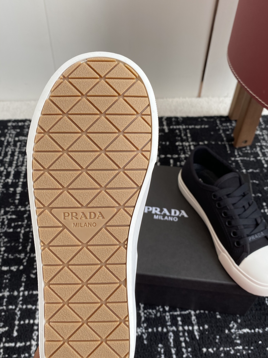 代购级
Prada 普拉达25ss 春夏新款 圆头帆布鞋

科技帆布最新黑科技 相隔几年Prada又给我