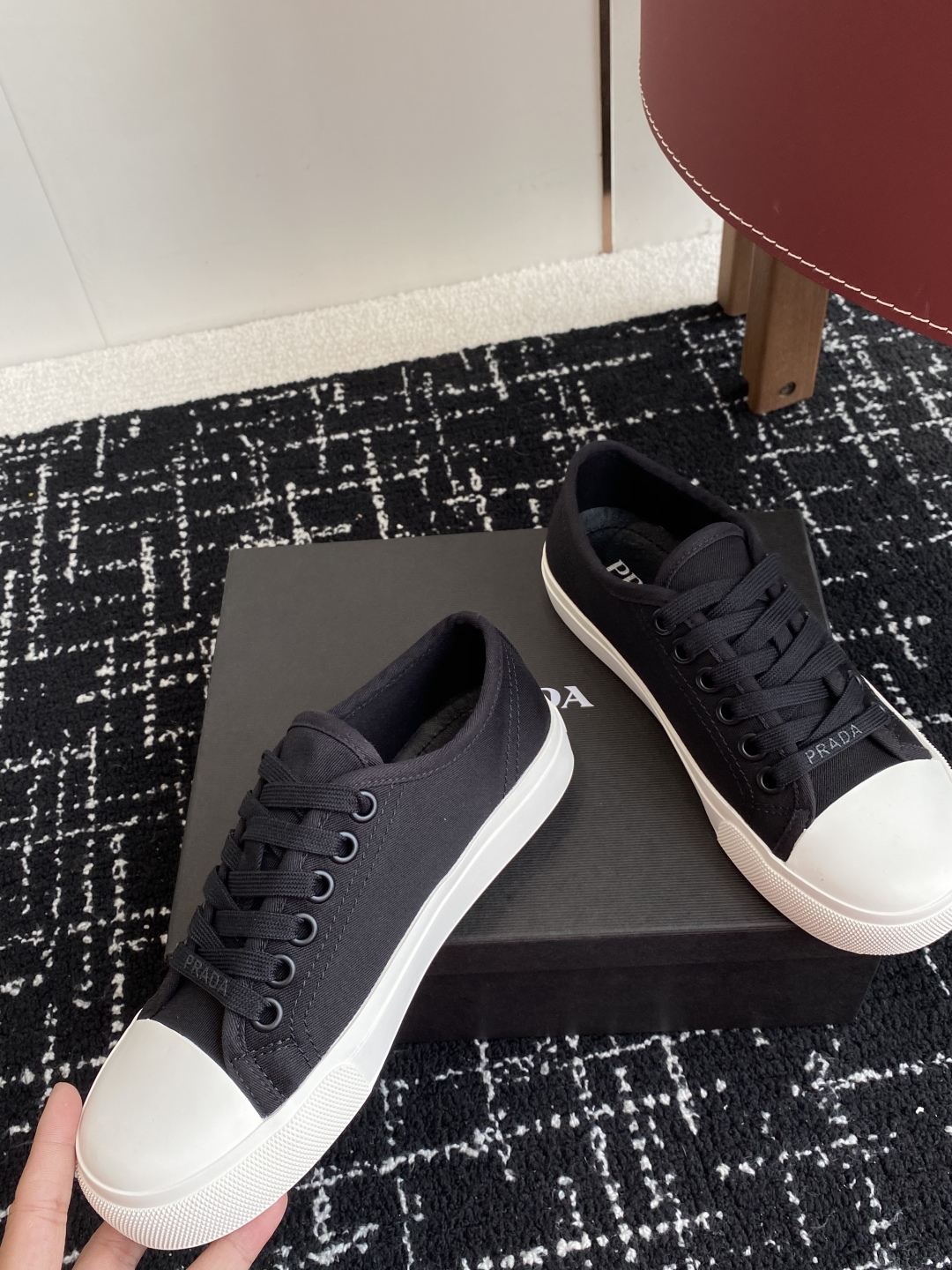代购级
Prada 普拉达25ss 春夏新款 圆头帆布鞋

科技帆布最新黑科技 相隔几年Prada又给我