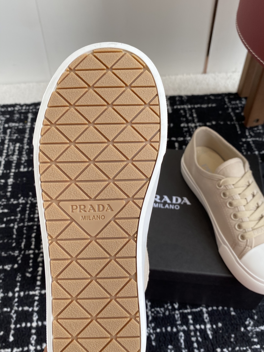 代购级
Prada 普拉达25ss 春夏新款 圆头帆布鞋

科技帆布最新黑科技 相隔几年Prada又给我