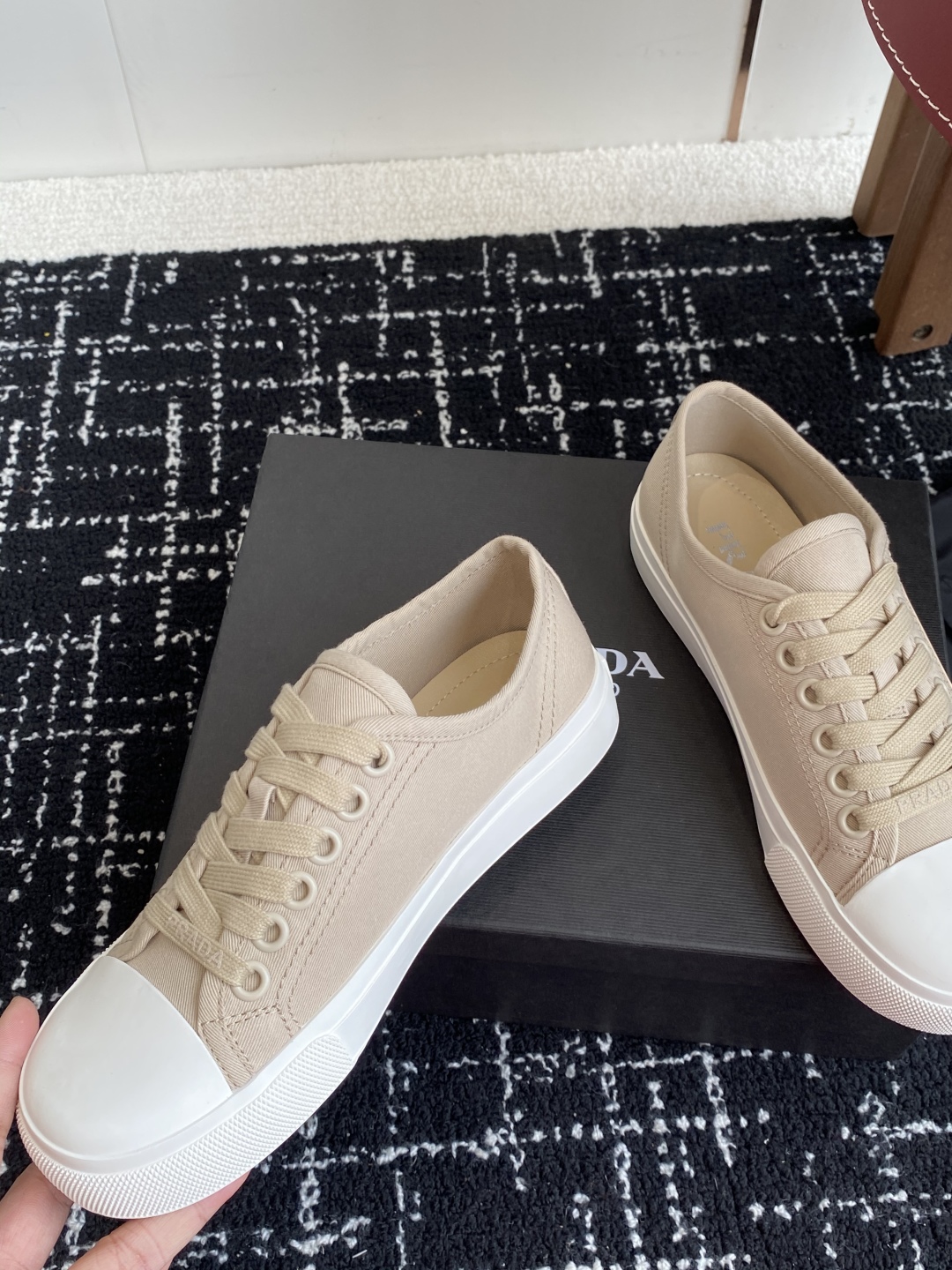 代购级
Prada 普拉达25ss 春夏新款 圆头帆布鞋

科技帆布最新黑科技 相隔几年Prada又给我