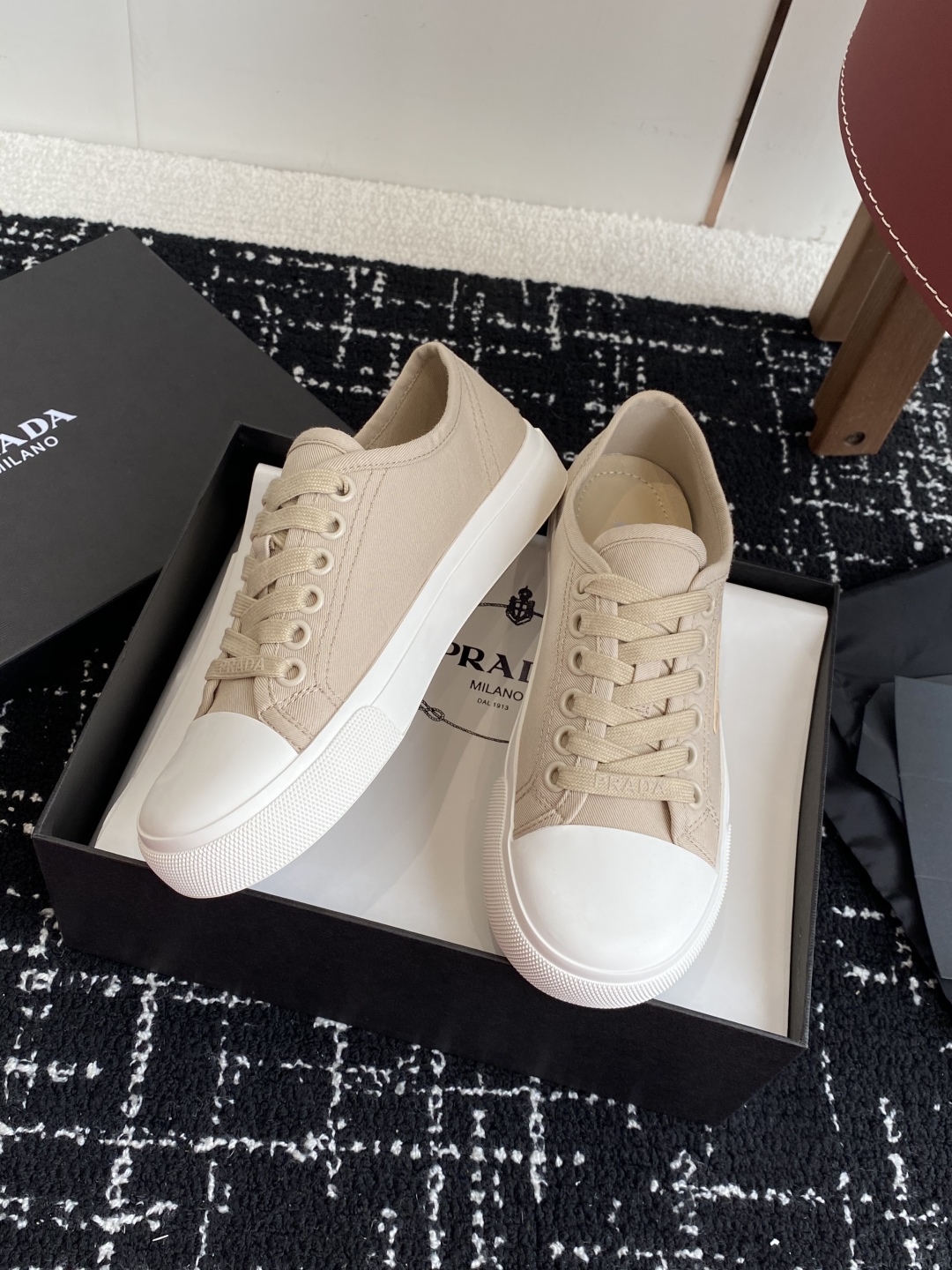 代购级
Prada 普拉达25ss 春夏新款 圆头帆布鞋

科技帆布最新黑科技 相隔几年Prada又给我