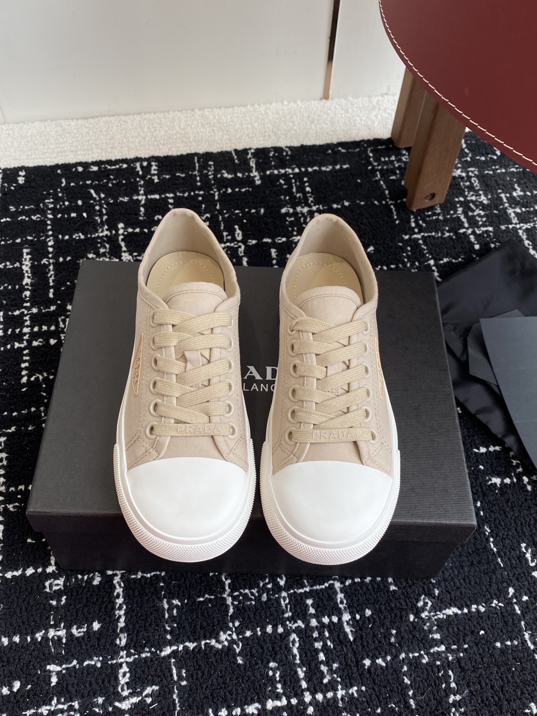 代购级
Prada 普拉达25ss 春夏新款 圆头帆布鞋

科技帆布最新黑科技 相隔几年Prada又给我