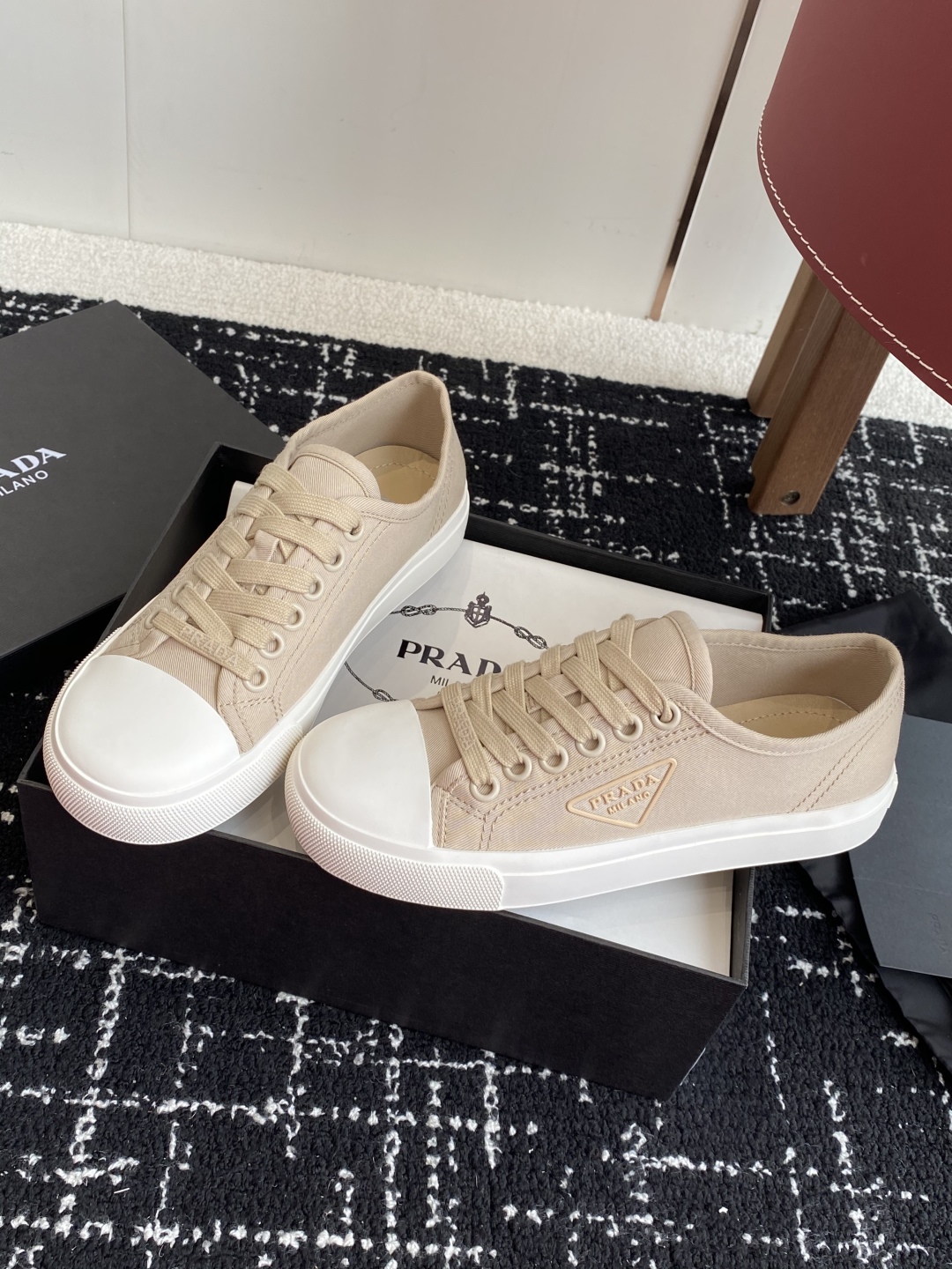 代购级
Prada 普拉达25ss 春夏新款 圆头帆布鞋

科技帆布最新黑科技 相隔几年Prada又给我