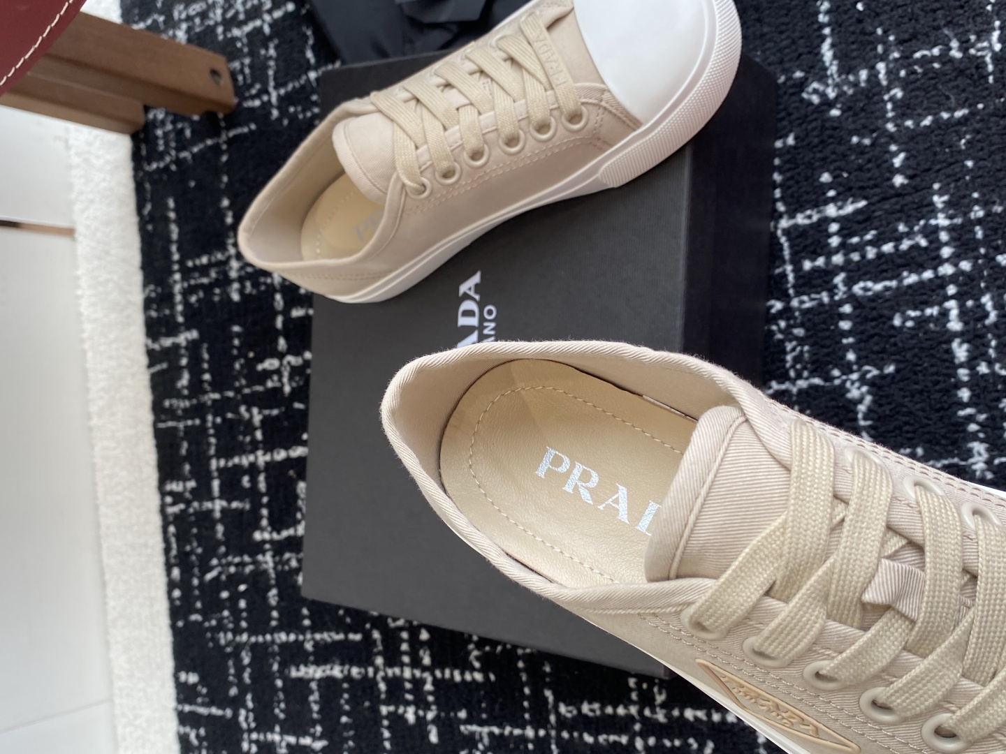 代购级
Prada 普拉达25ss 春夏新款 圆头帆布鞋

科技帆布最新黑科技 相隔几年Prada又给我