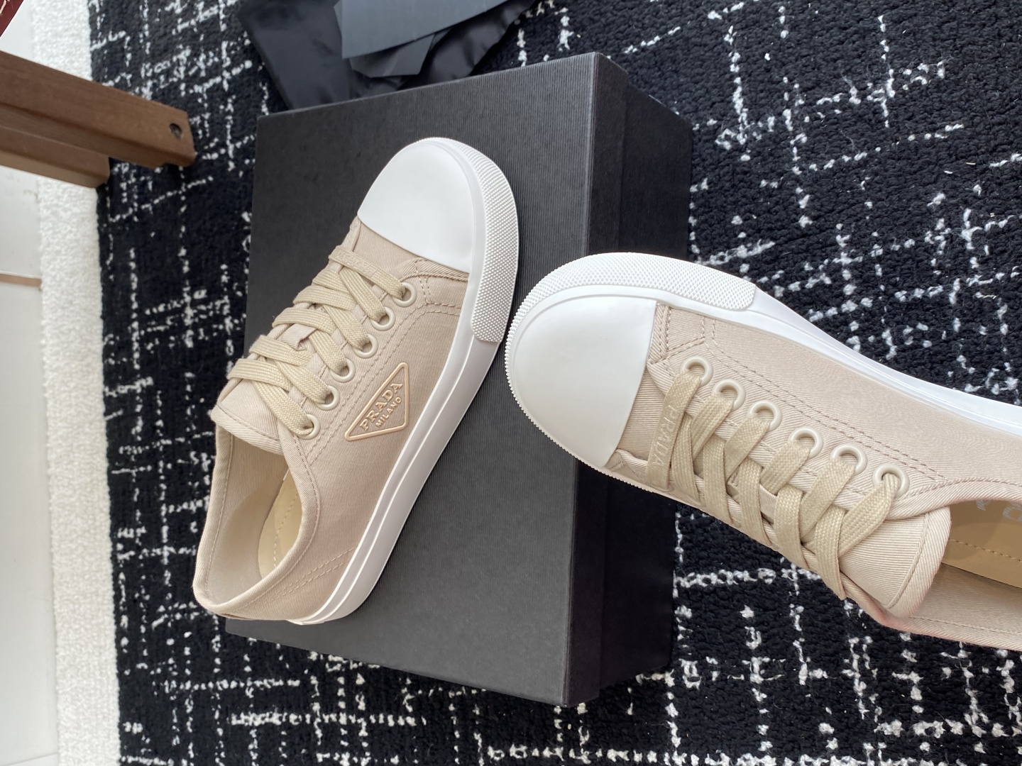 代购级
Prada 普拉达25ss 春夏新款 圆头帆布鞋

科技帆布最新黑科技 相隔几年Prada又给我