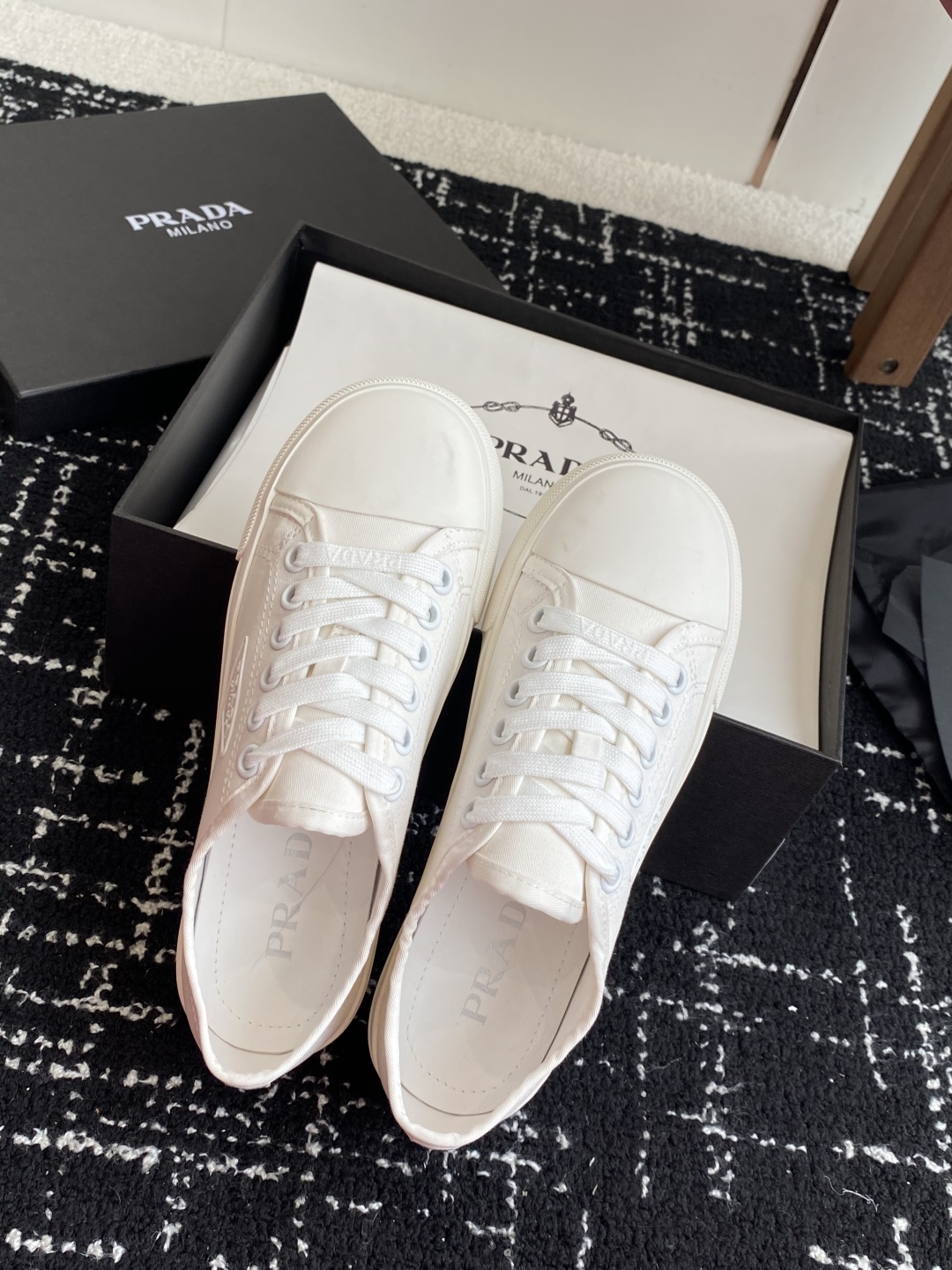 代购级
Prada 普拉达25ss 春夏新款 圆头帆布鞋

科技帆布最新黑科技 相隔几年Prada又给我