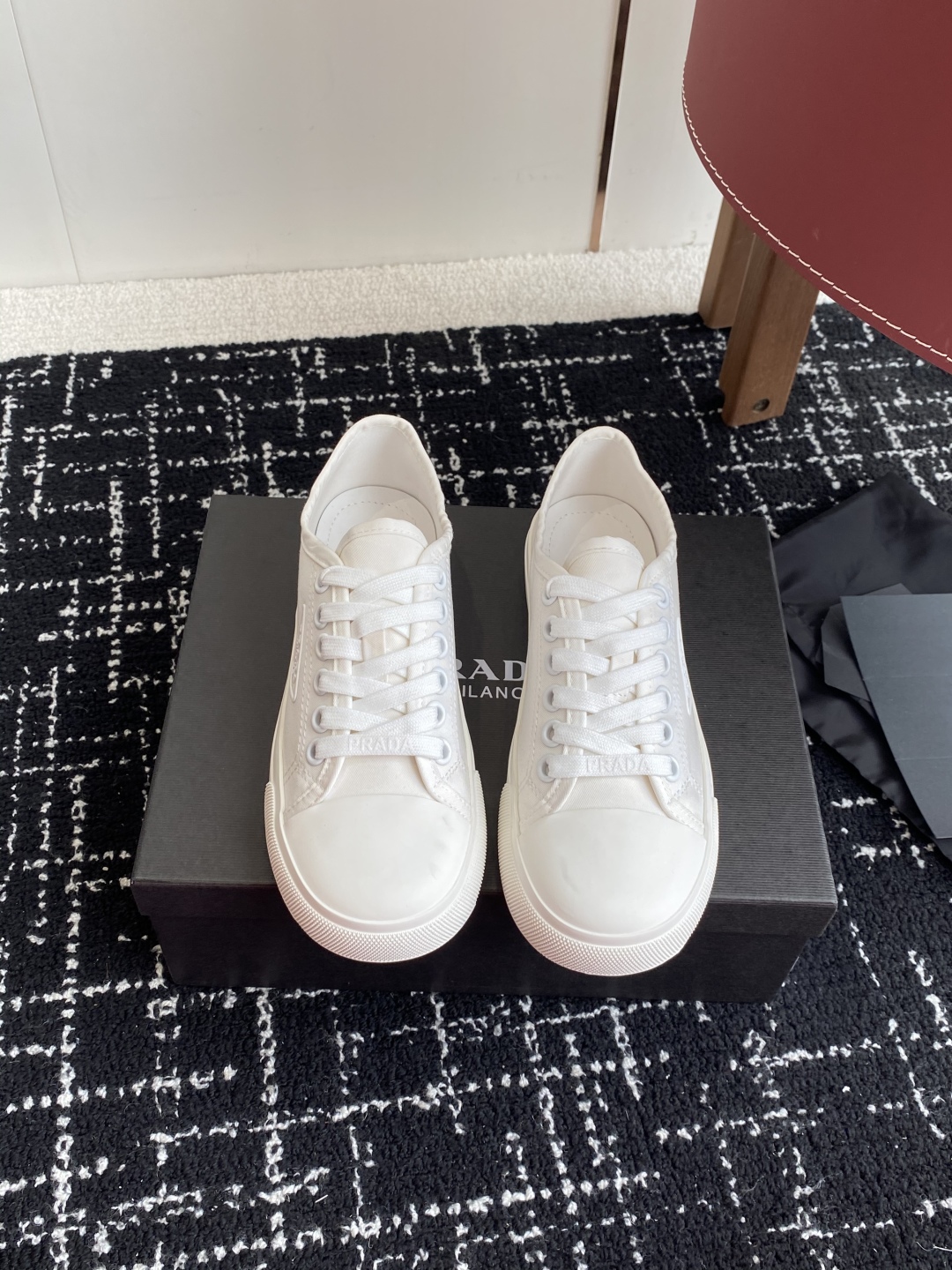 代购级
Prada 普拉达25ss 春夏新款 圆头帆布鞋

科技帆布最新黑科技 相隔几年Prada又给我