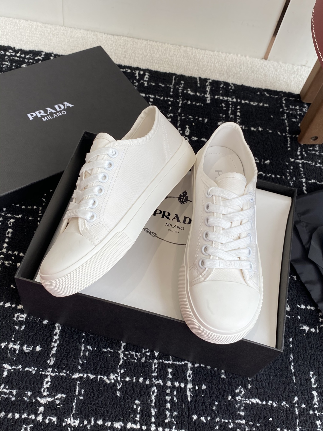 代购级
Prada 普拉达25ss 春夏新款 圆头帆布鞋

科技帆布最新黑科技 相隔几年Prada又给我