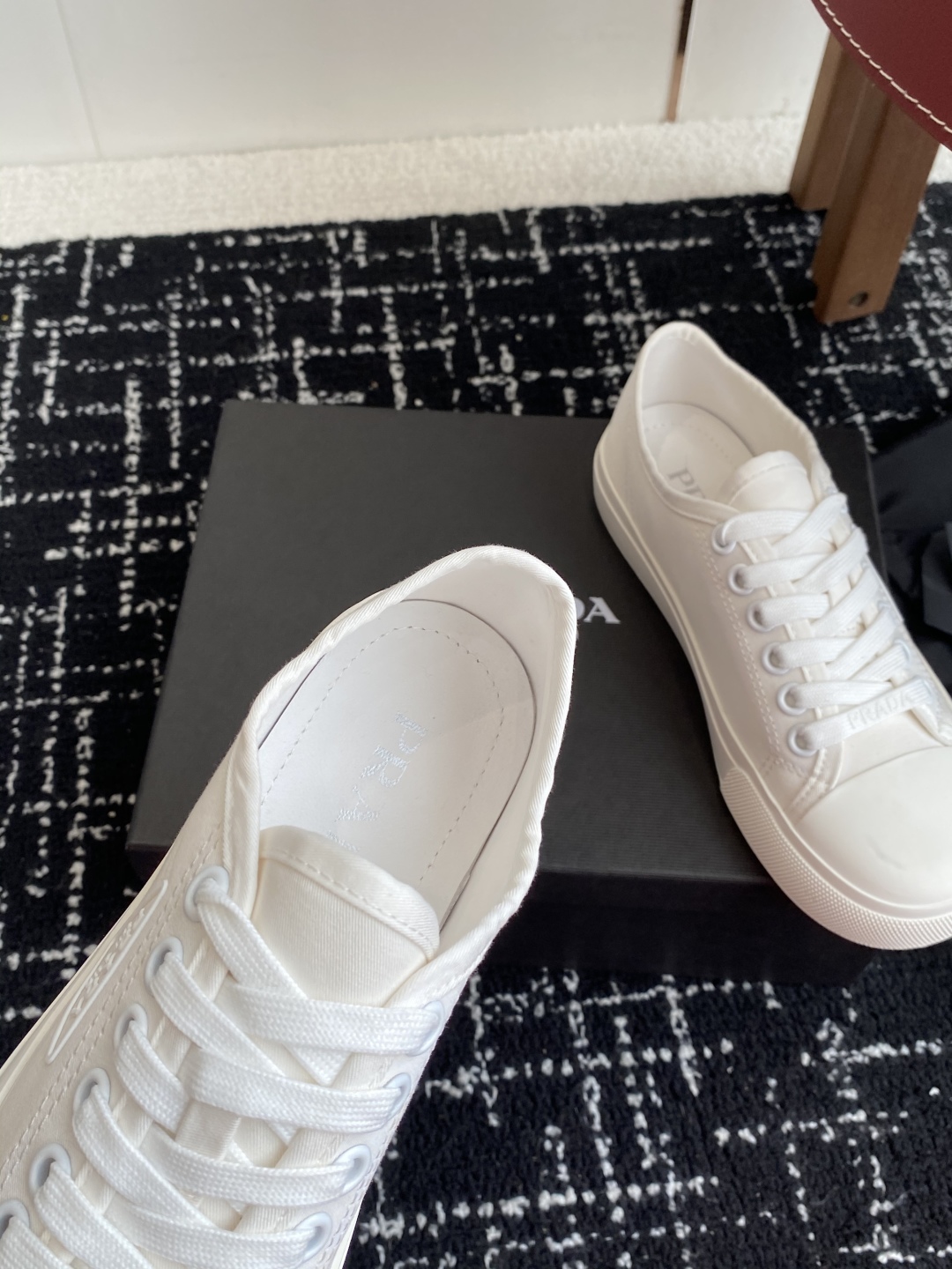 代购级
Prada 普拉达25ss 春夏新款 圆头帆布鞋

科技帆布最新黑科技 相隔几年Prada又给我