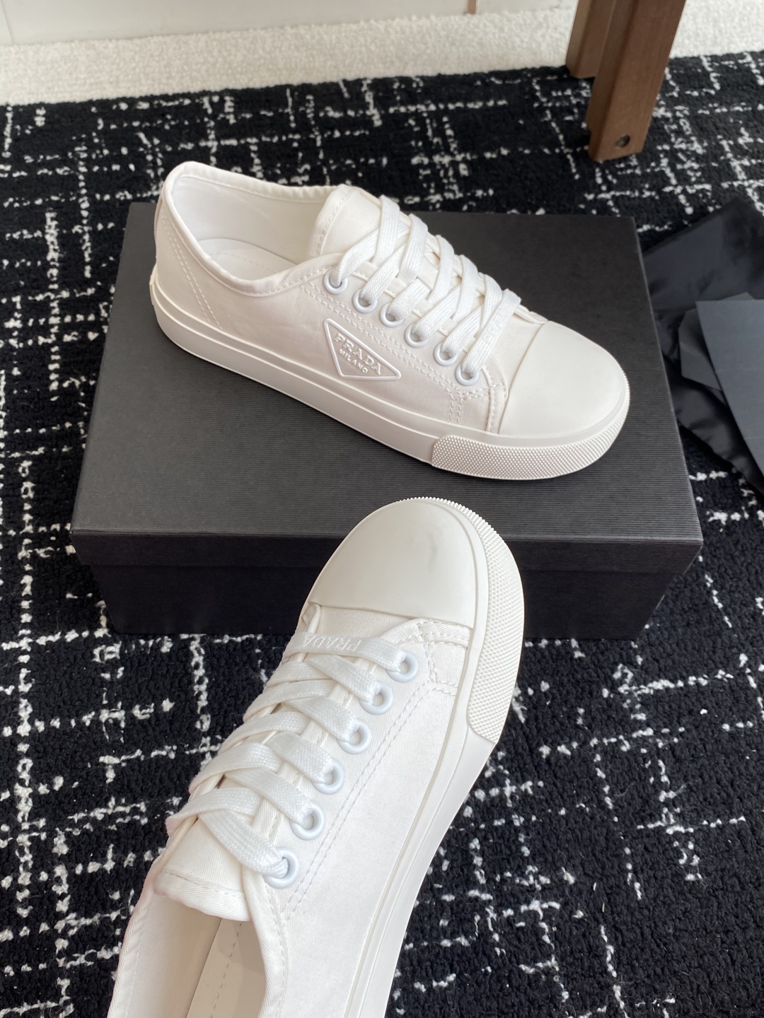 代购级
Prada 普拉达25ss 春夏新款 圆头帆布鞋

科技帆布最新黑科技 相隔几年Prada又给我