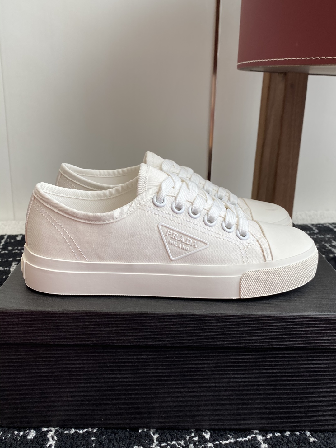 代购级
Prada 普拉达25ss 春夏新款 圆头帆布鞋

科技帆布最新黑科技 相隔几年Prada又给我