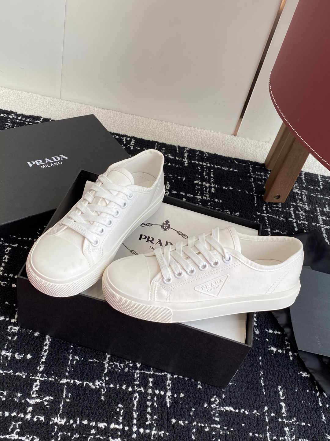 代购级
Prada 普拉达25ss 春夏新款 圆头帆布鞋

科技帆布最新黑科技 相隔几年Prada又给我