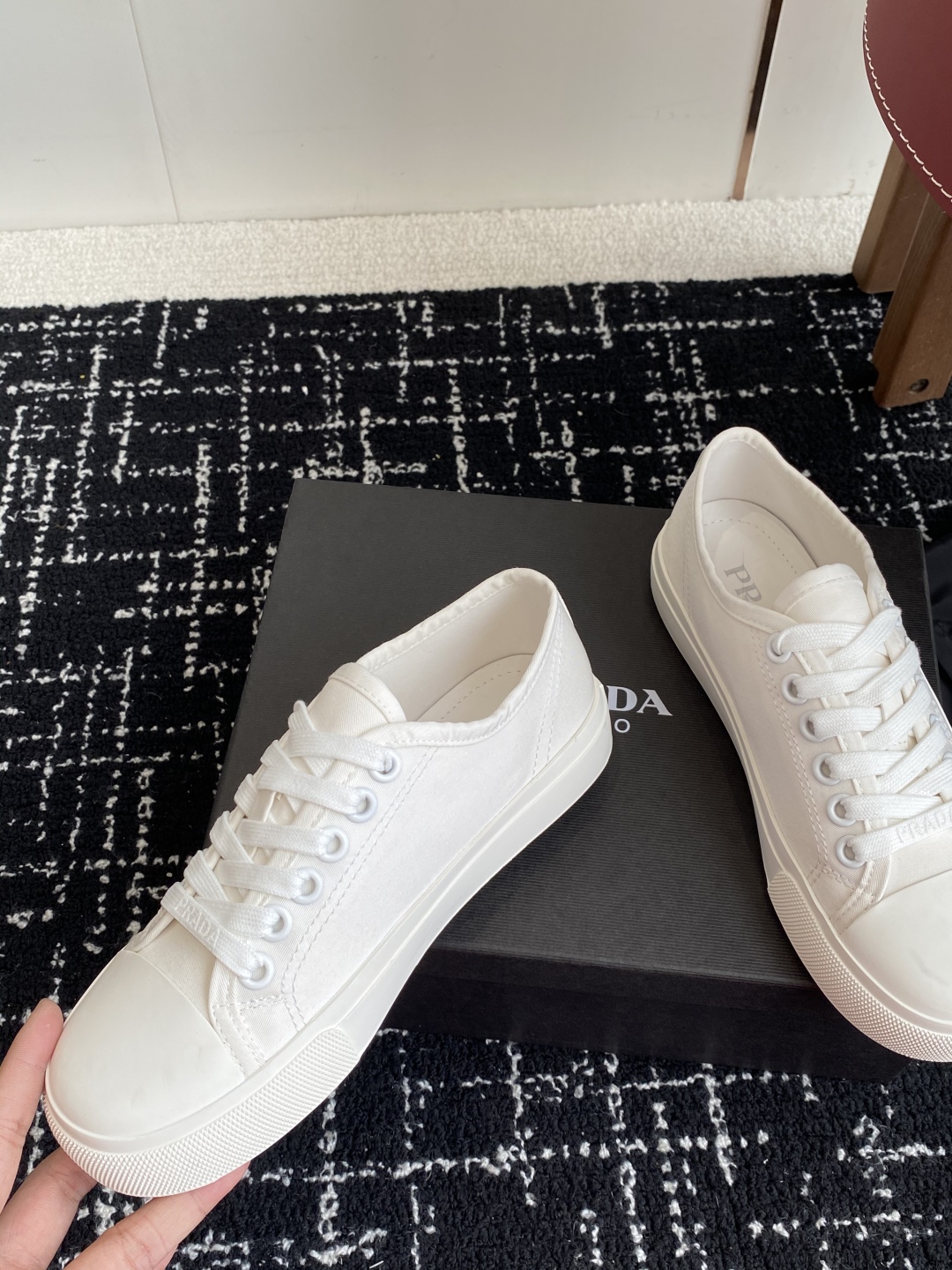 代购级
Prada 普拉达25ss 春夏新款 圆头帆布鞋

科技帆布最新黑科技 相隔几年Prada又给我