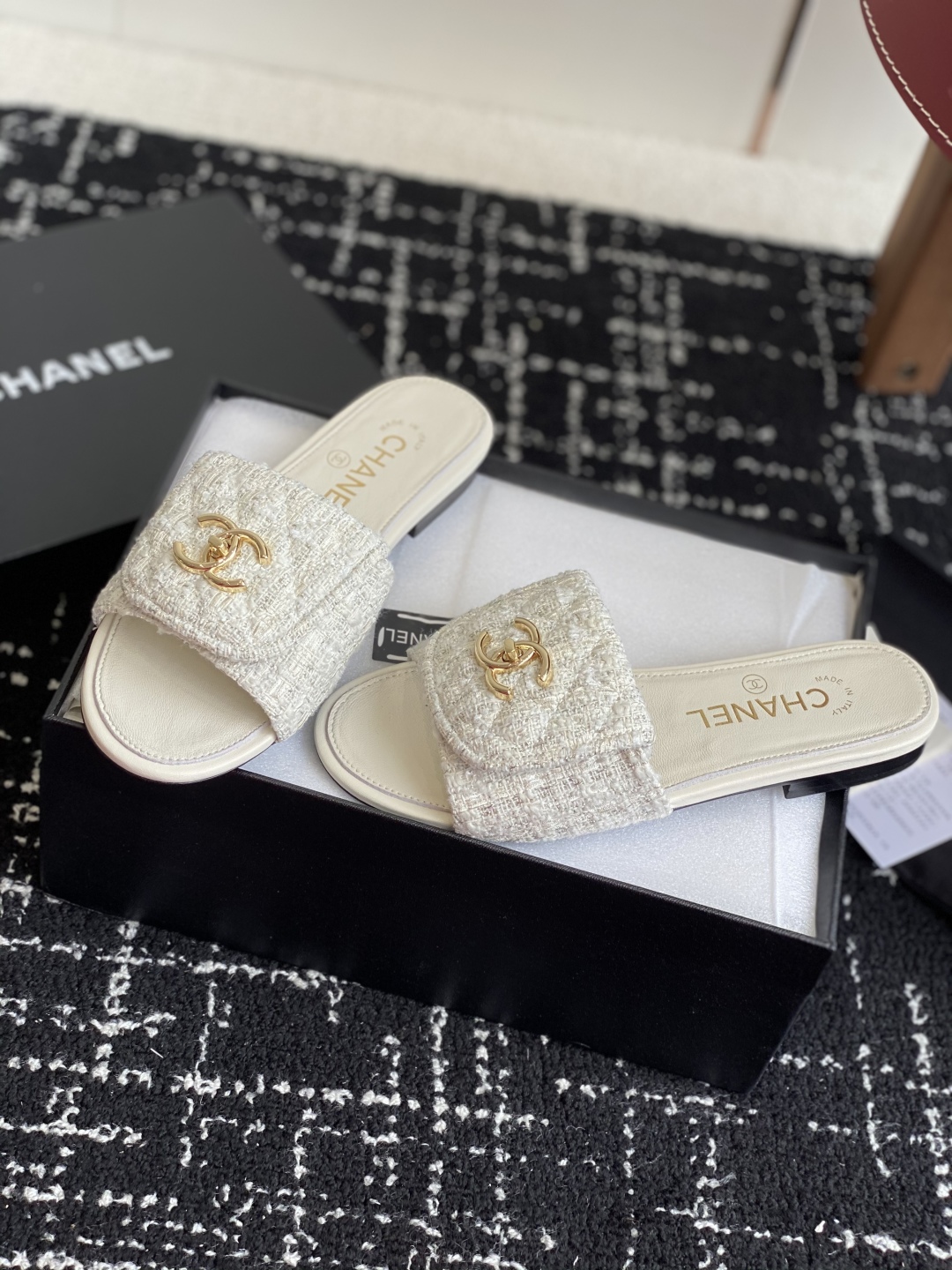 代购级
Chanel 小香 25ss 春夏新品度假 懒人拖 鞋

小香的一款全新设计 鞋面原版开模特殊布