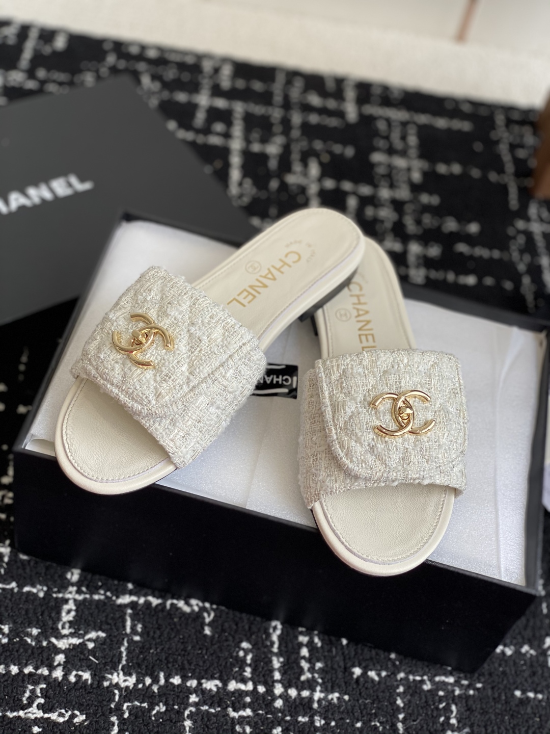 代购级
Chanel 小香 25ss 春夏新品度假 懒人拖 鞋

小香的一款全新设计 鞋面原版开模特殊布