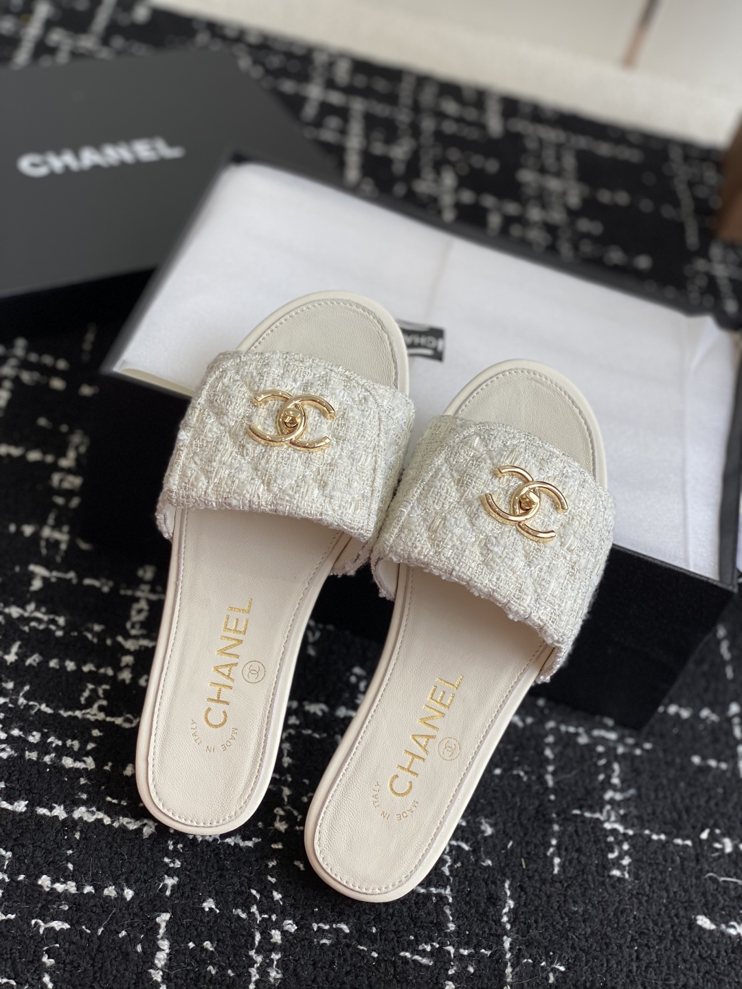 代购级
Chanel 小香 25ss 春夏新品度假 懒人拖 鞋

小香的一款全新设计 鞋面原版开模特殊布