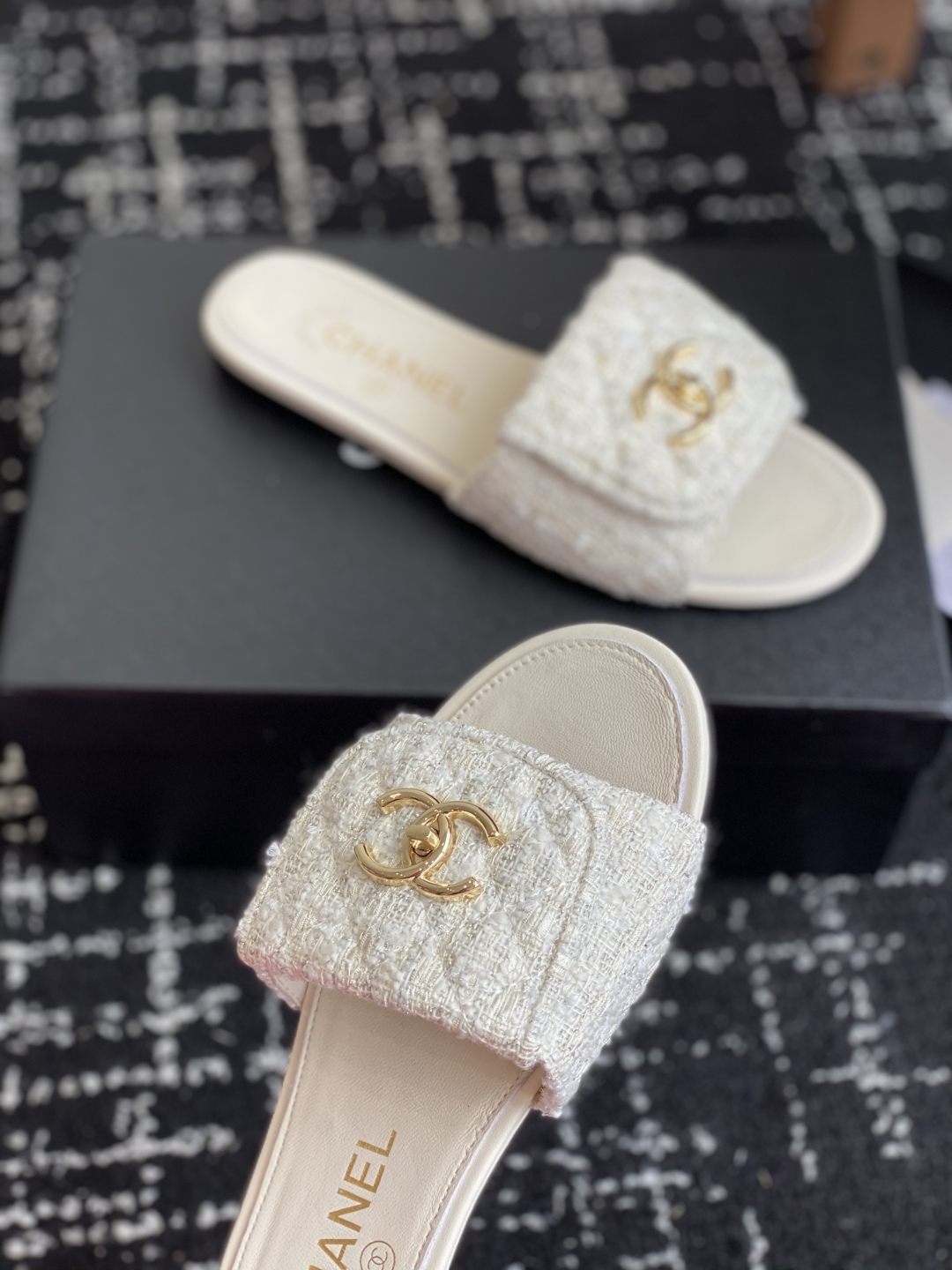 代购级
Chanel 小香 25ss 春夏新品度假 懒人拖 鞋

小香的一款全新设计 鞋面原版开模特殊布