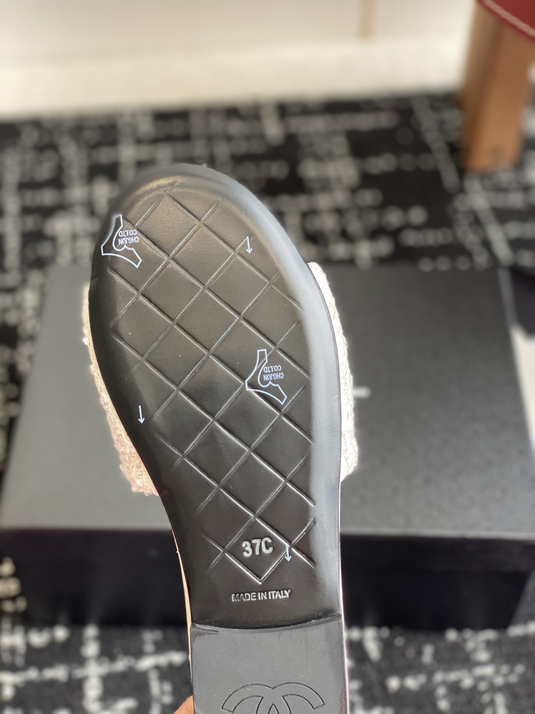 代购级
Chanel 小香 25ss 春夏新品度假 懒人拖 鞋

小香的一款全新设计 鞋面原版开模特殊布