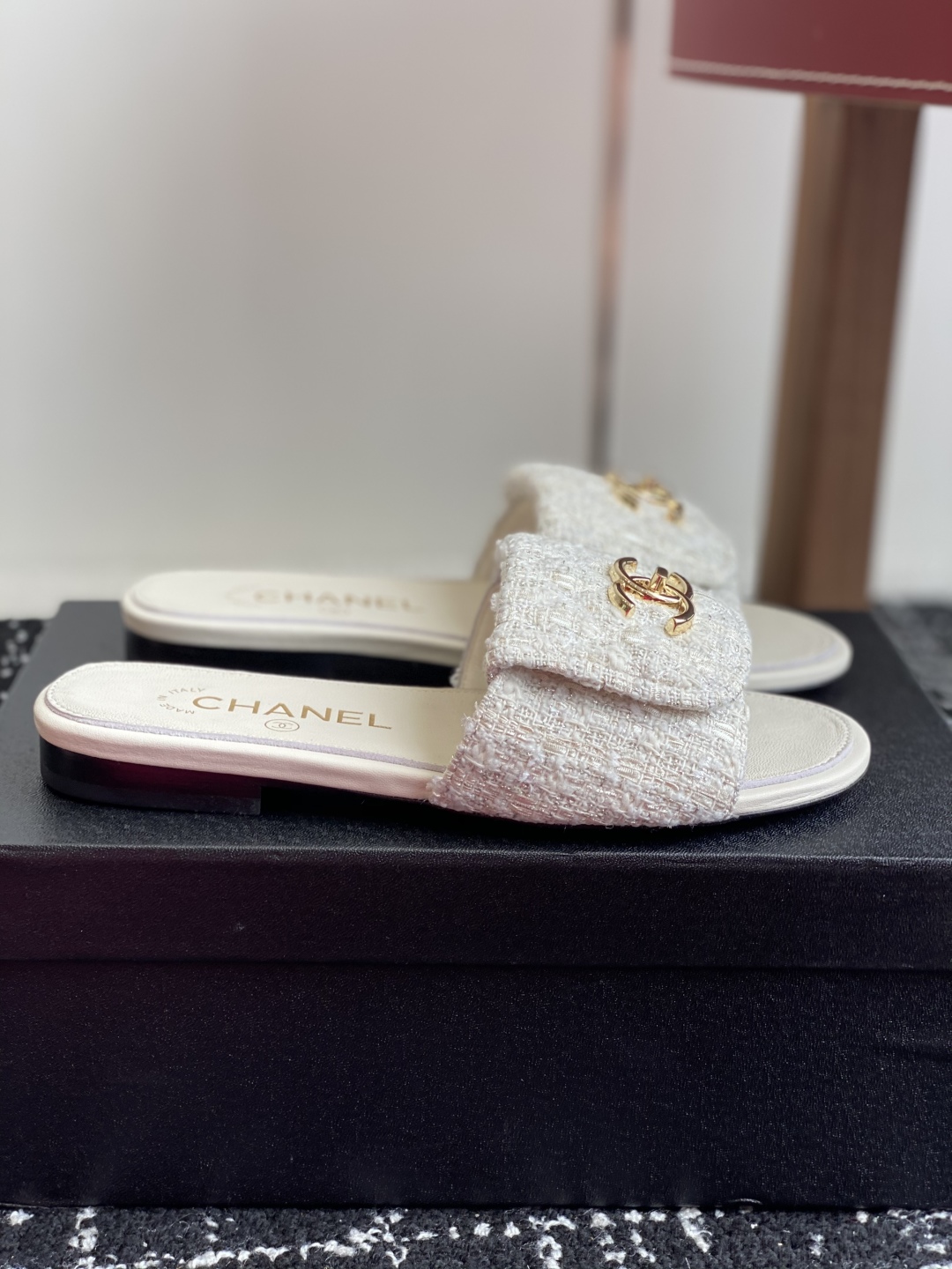代购级
Chanel 小香 25ss 春夏新品度假 懒人拖 鞋

小香的一款全新设计 鞋面原版开模特殊布