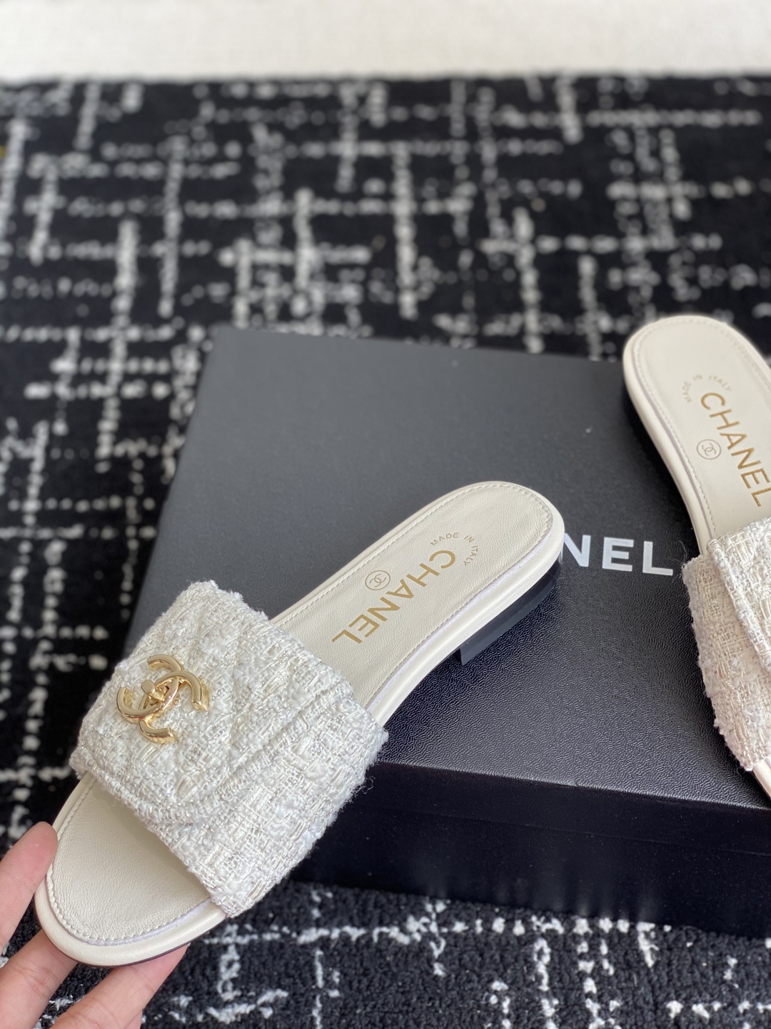 代购级
Chanel 小香 25ss 春夏新品度假 懒人拖 鞋

小香的一款全新设计 鞋面原版开模特殊布