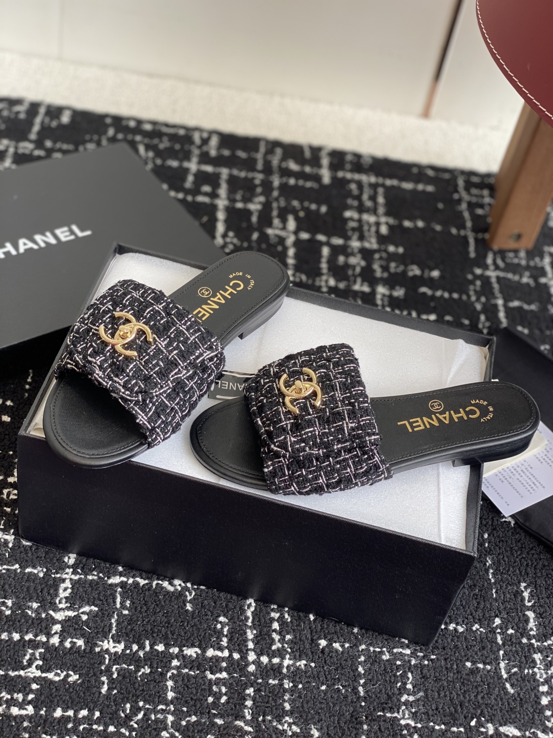 代购级
Chanel 小香 25ss 春夏新品度假 懒人拖 鞋

小香的一款全新设计 鞋面原版开模特殊布