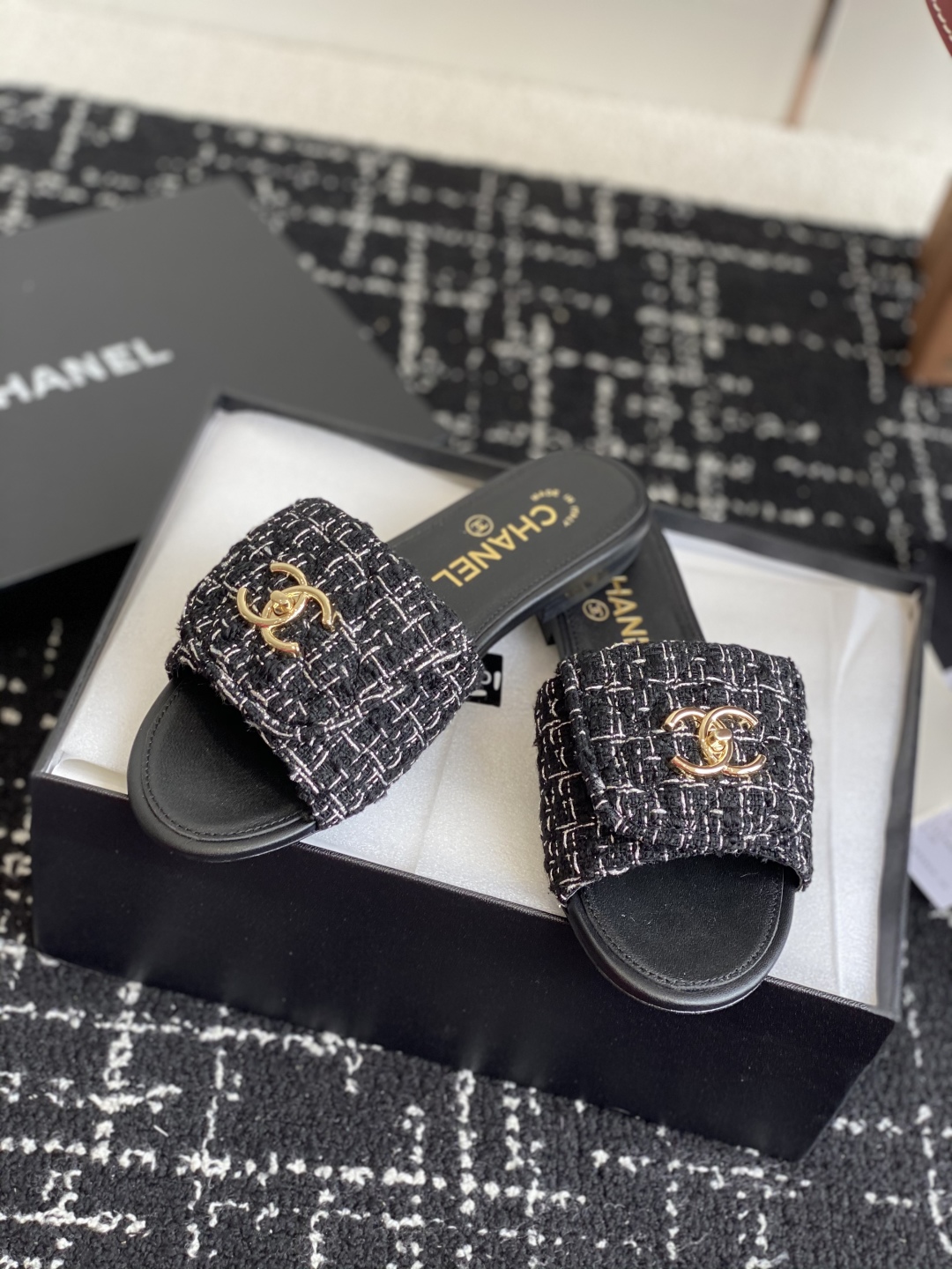 代购级
Chanel 小香 25ss 春夏新品度假 懒人拖 鞋

小香的一款全新设计 鞋面原版开模特殊布