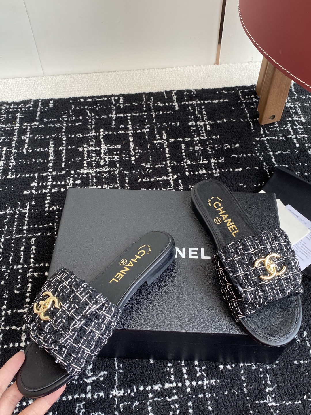 代购级
Chanel 小香 25ss 春夏新品度假 懒人拖 鞋

小香的一款全新设计 鞋面原版开模特殊布