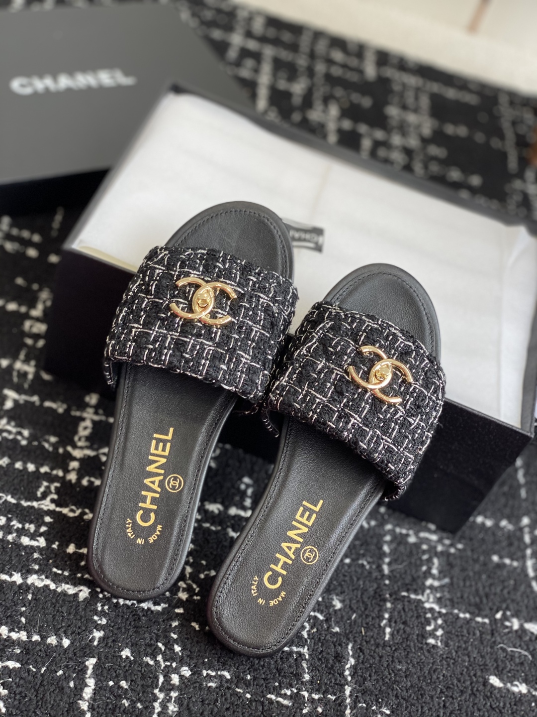 代购级
Chanel 小香 25ss 春夏新品度假 懒人拖 鞋

小香的一款全新设计 鞋面原版开模特殊布