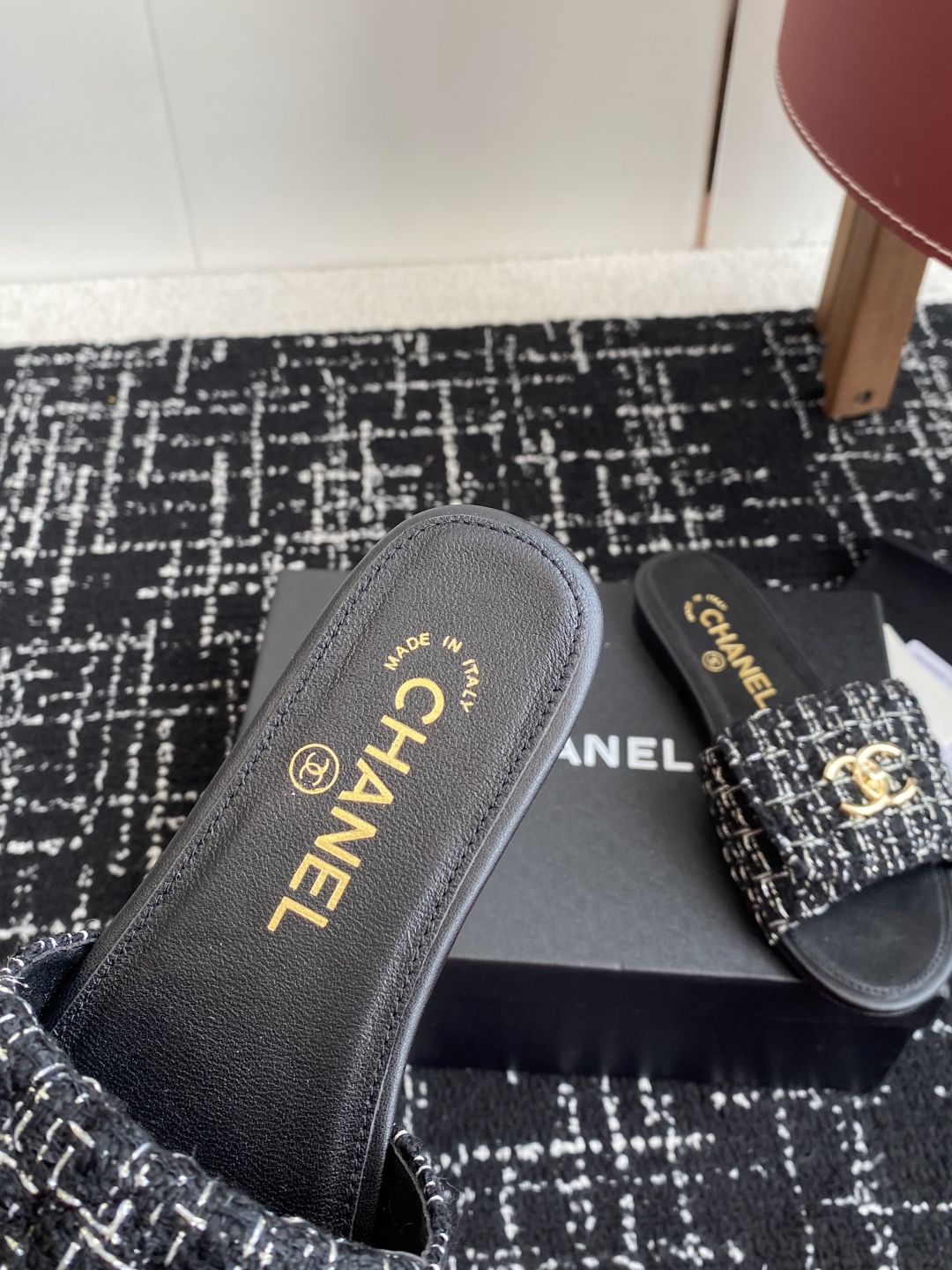 代购级
Chanel 小香 25ss 春夏新品度假 懒人拖 鞋

小香的一款全新设计 鞋面原版开模特殊布