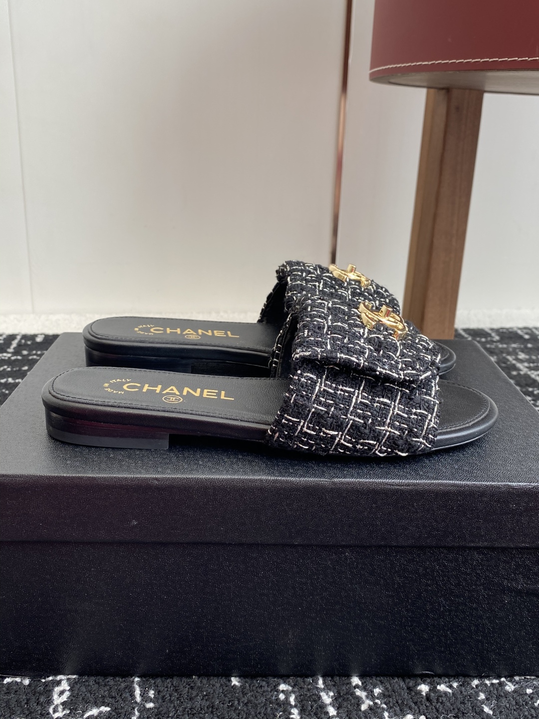 代购级
Chanel 小香 25ss 春夏新品度假 懒人拖 鞋

小香的一款全新设计 鞋面原版开模特殊布
