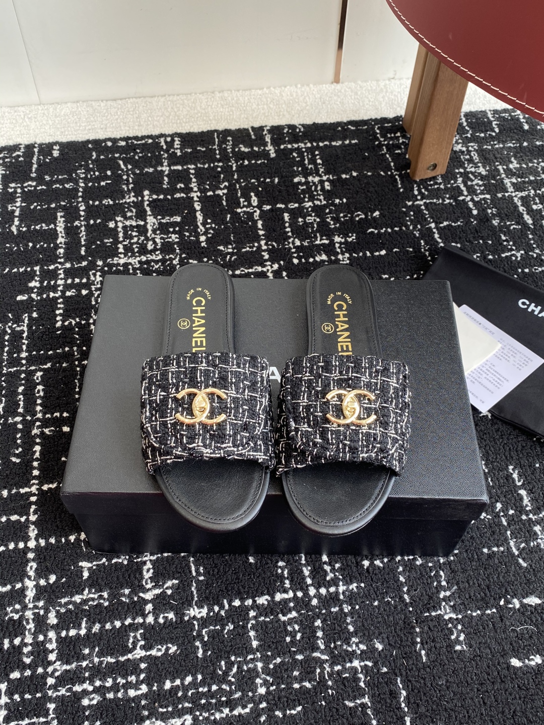 代购级
Chanel 小香 25ss 春夏新品度假 懒人拖 鞋

小香的一款全新设计 鞋面原版开模特殊布