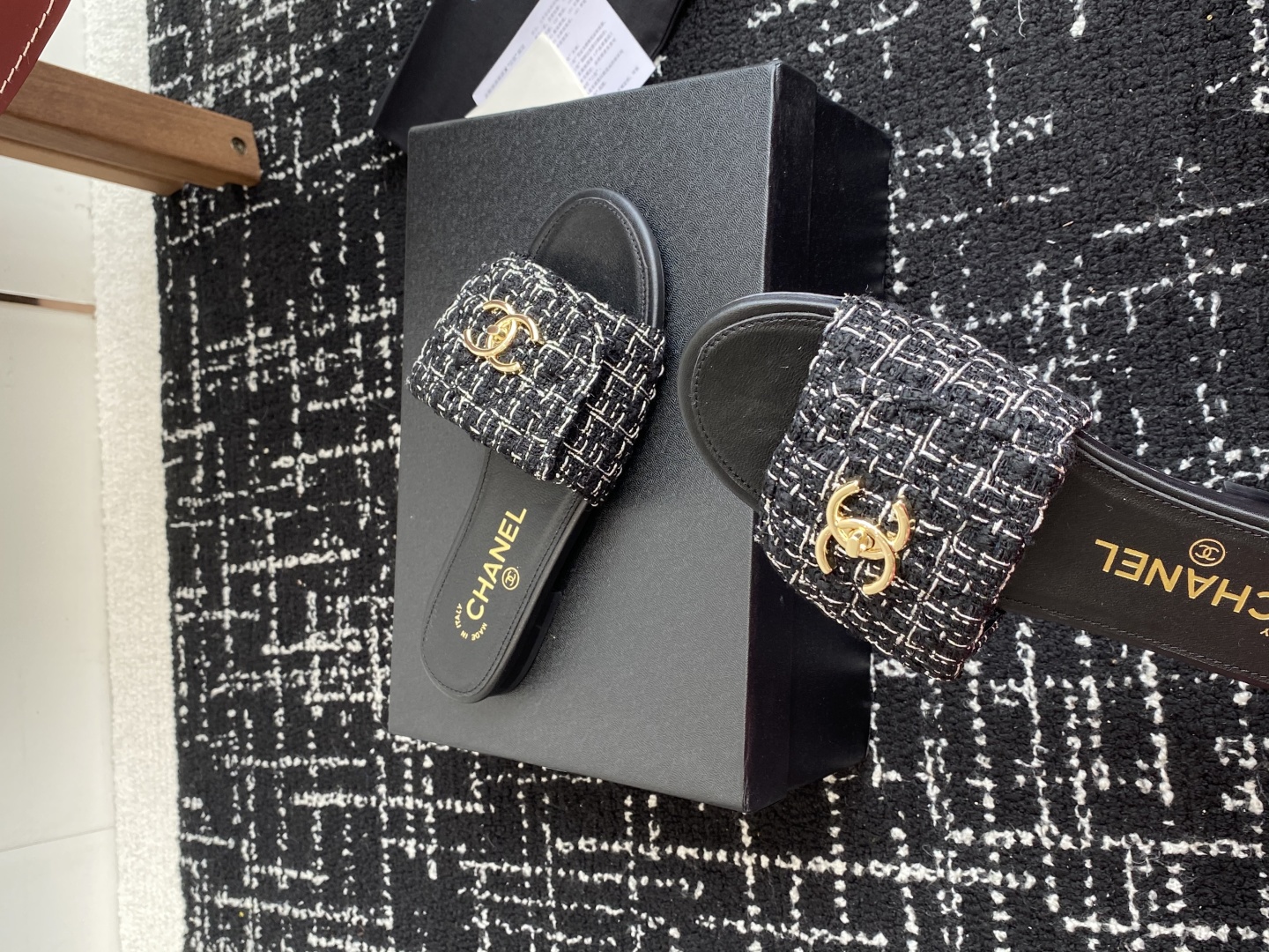 代购级
Chanel 小香 25ss 春夏新品度假 懒人拖 鞋

小香的一款全新设计 鞋面原版开模特殊布