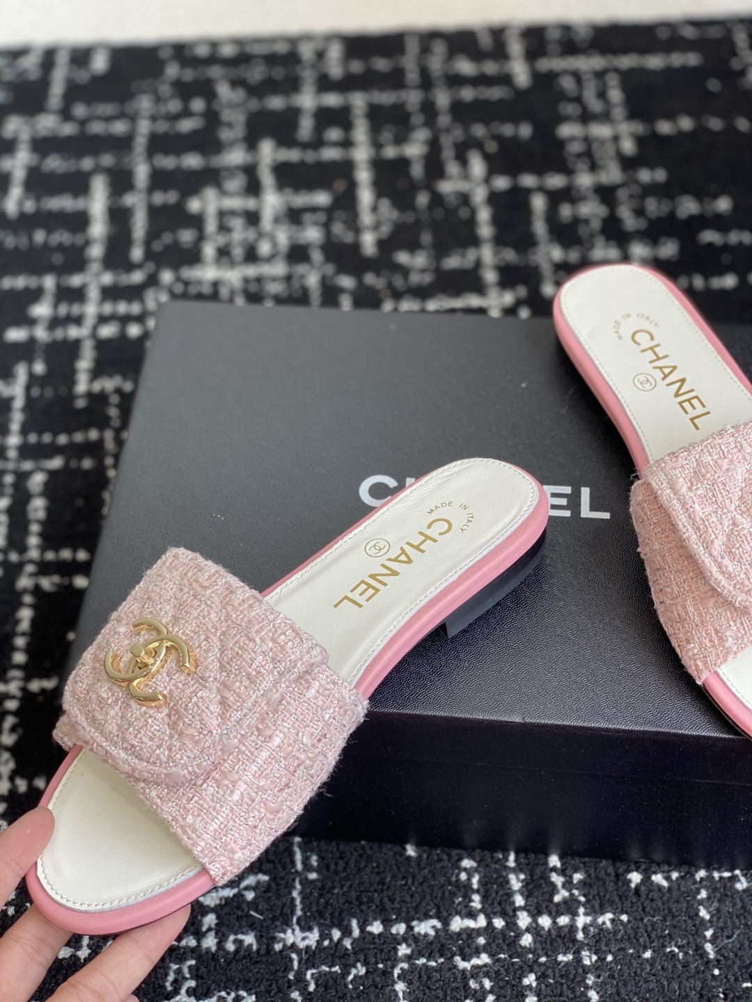 代购级
Chanel 小香 25ss 春夏新品度假 懒人拖 鞋

小香的一款全新设计 鞋面原版开模特殊布