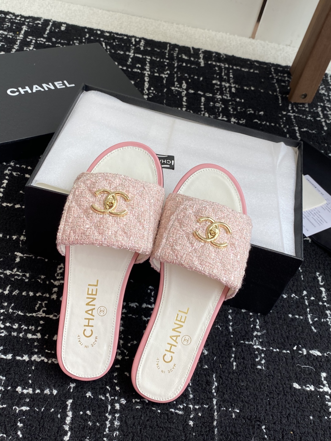 代购级
Chanel 小香 25ss 春夏新品度假 懒人拖 鞋

小香的一款全新设计 鞋面原版开模特殊布