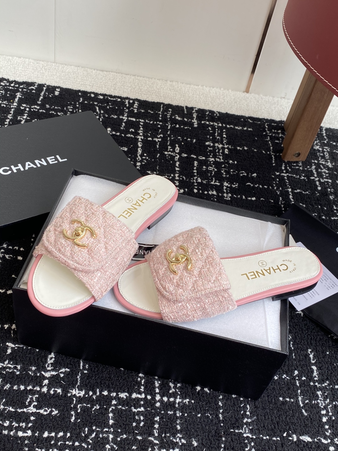 代购级
Chanel 小香 25ss 春夏新品度假 懒人拖 鞋

小香的一款全新设计 鞋面原版开模特殊布
