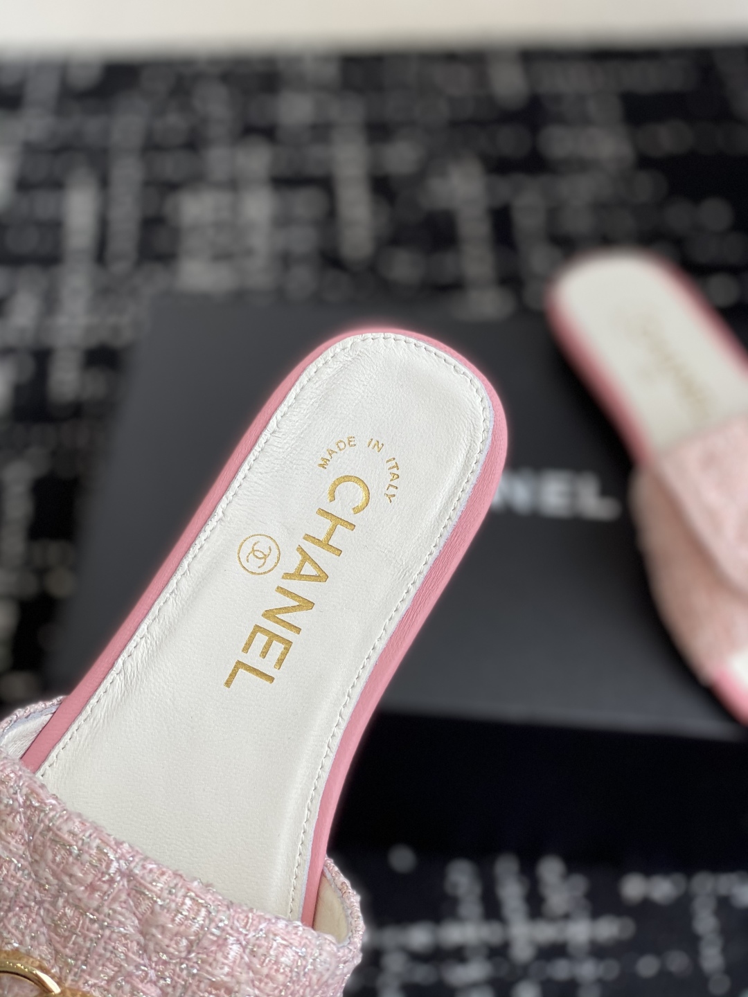 代购级
Chanel 小香 25ss 春夏新品度假 懒人拖 鞋

小香的一款全新设计 鞋面原版开模特殊布