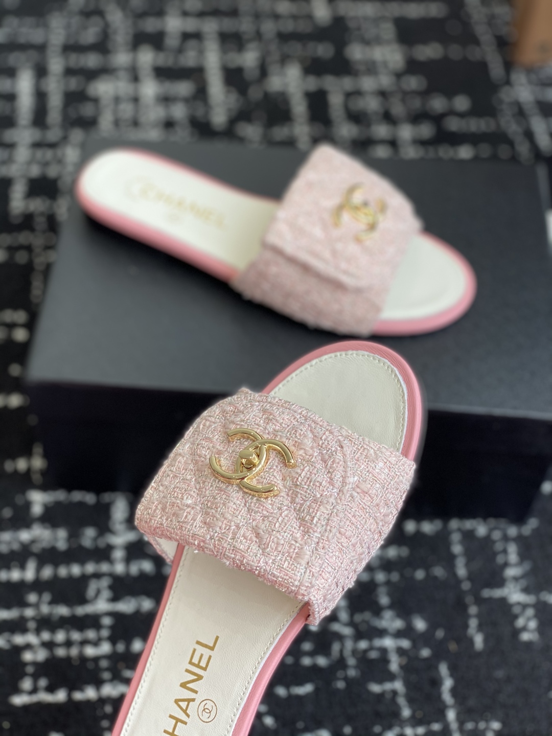代购级
Chanel 小香 25ss 春夏新品度假 懒人拖 鞋

小香的一款全新设计 鞋面原版开模特殊布