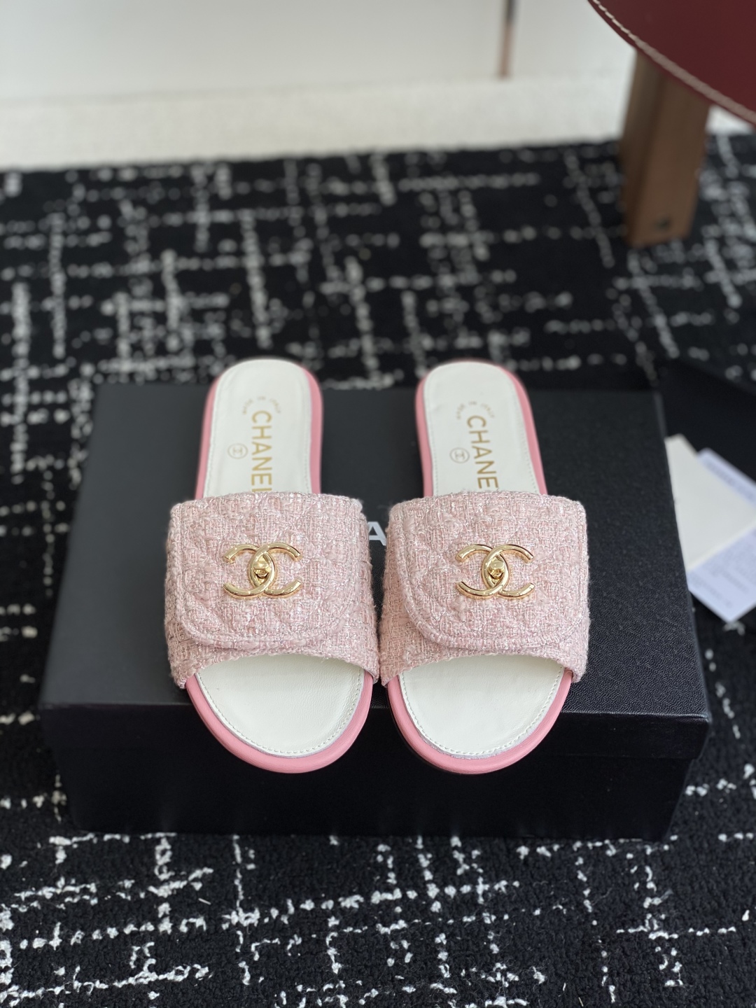 代购级
Chanel 小香 25ss 春夏新品度假 懒人拖 鞋

小香的一款全新设计 鞋面原版开模特殊布