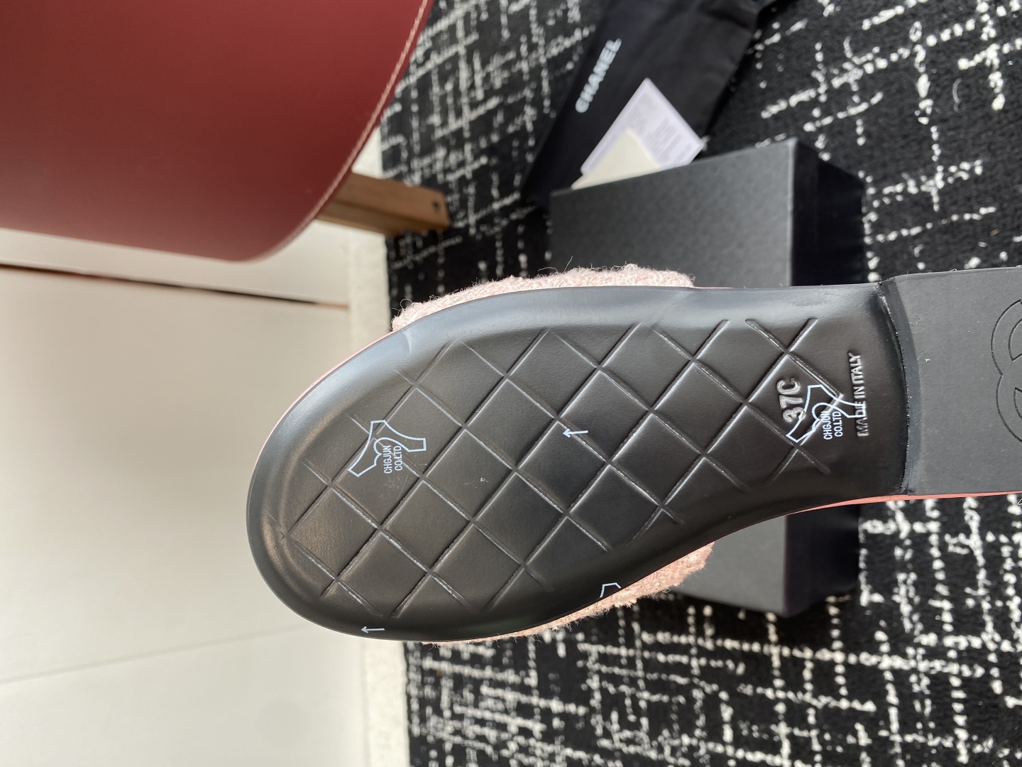 代购级
Chanel 小香 25ss 春夏新品度假 懒人拖 鞋

小香的一款全新设计 鞋面原版开模特殊布