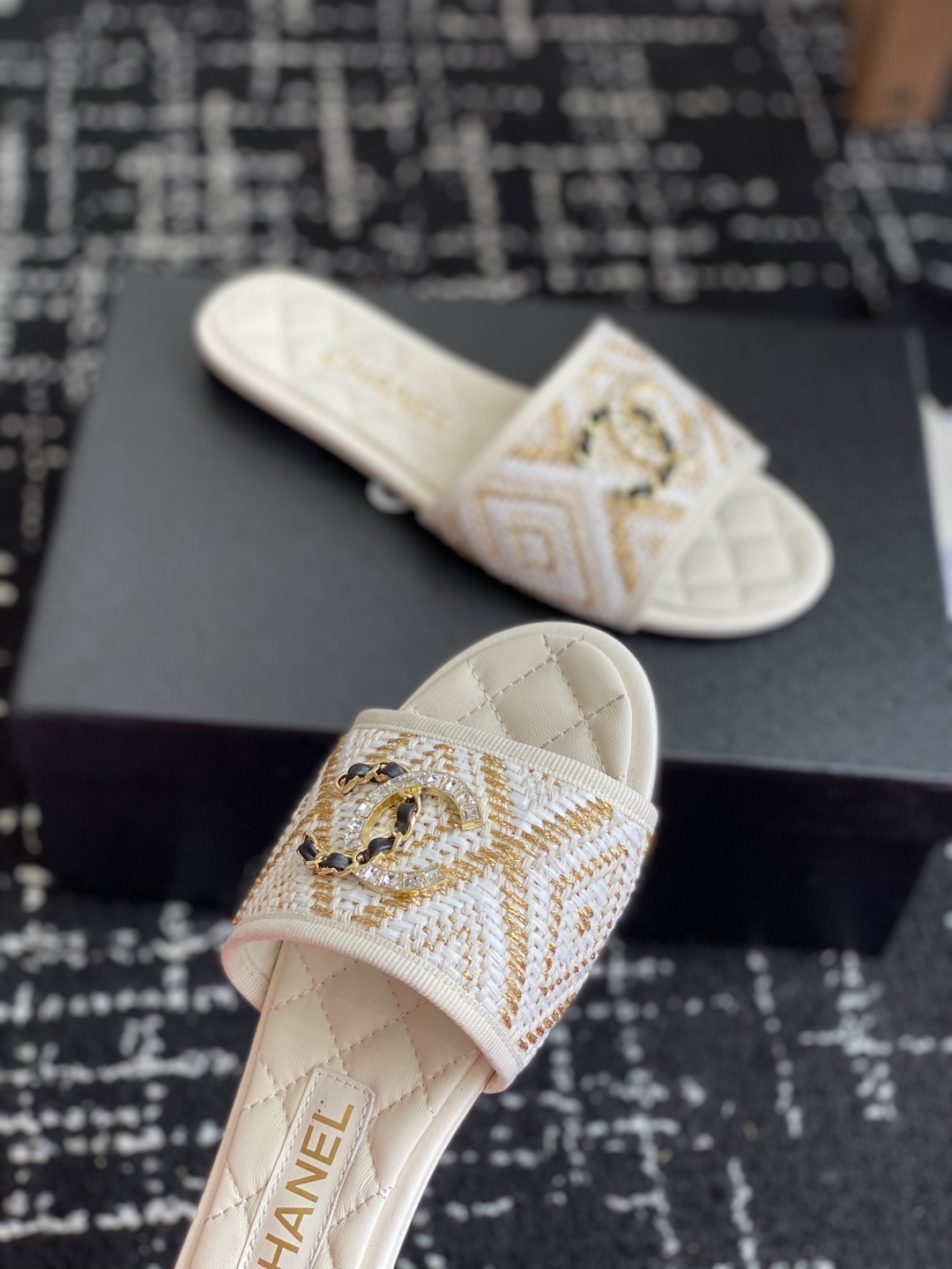 代购级
Chanel 小香 25ss 春夏新品度假 懒人拖 鞋

小香的一款全新设计 鞋面原版开模特殊布